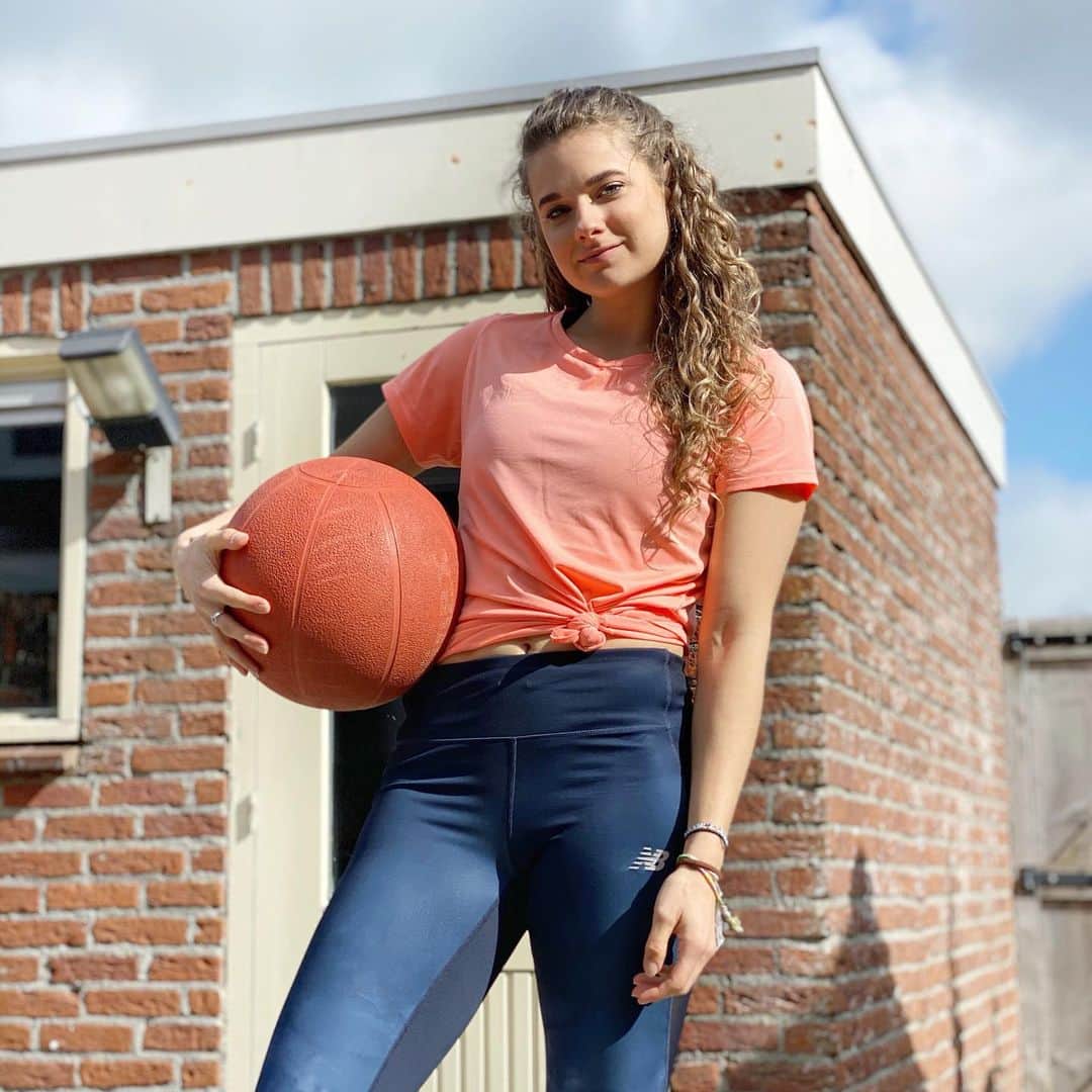 ラウラ・デ・ウィットのインスタグラム：「Hey you 👀 You ready to keep working hard & don’t stop until your dreams become reality? 🧡」