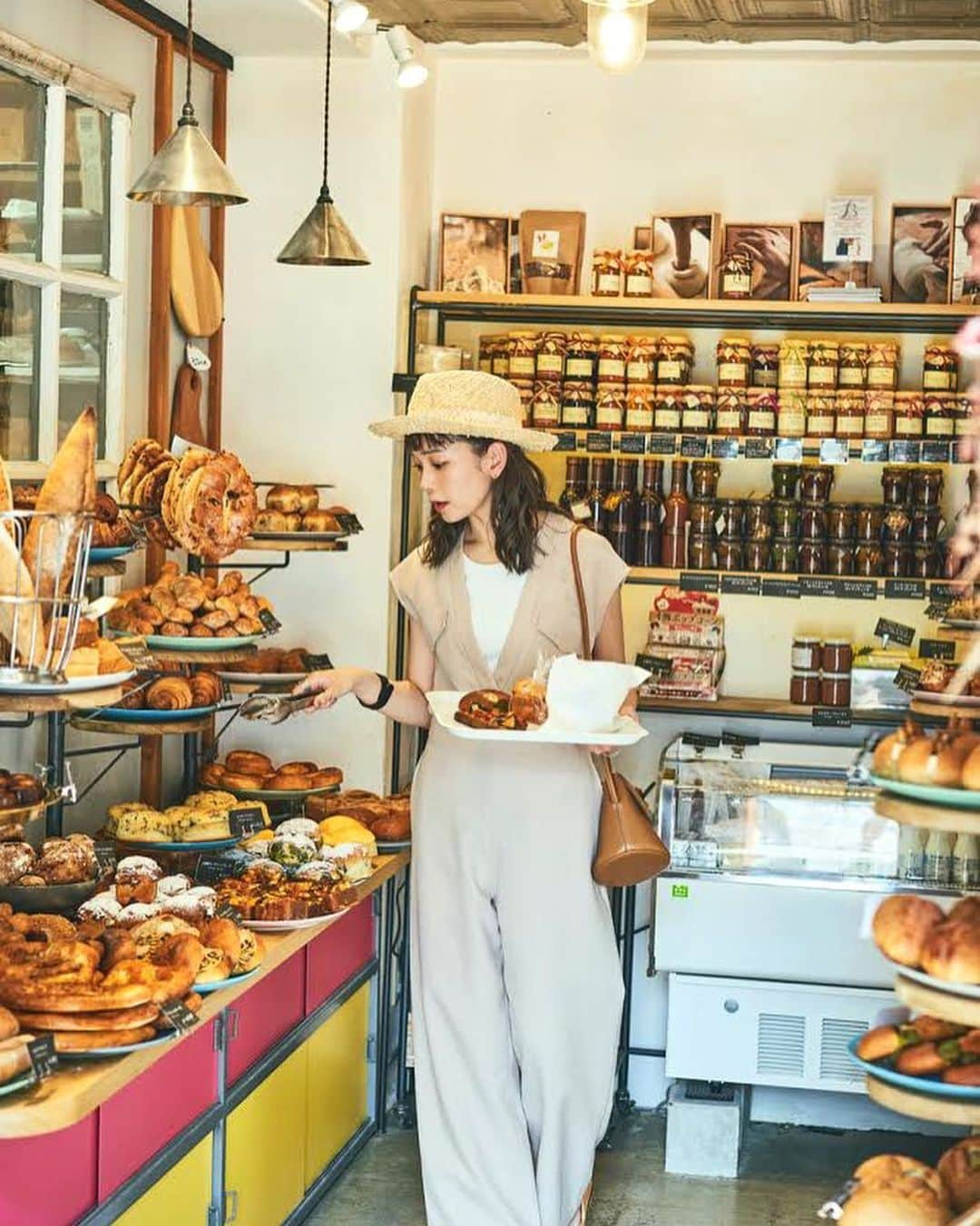 山野ゆりのインスタグラム：「FRaU🍞Numero🍞stylevoice🍞parimag🍞連載達がぞくぞくとアップされてるので是非見てください♡ストーリーにも貼ったので是非飛んでね飛んでね。写真は大好きなビーバーブレッドでロケした時のもの。写真2枚目の上のパンはコラボさせてもらったピスタチオクリームパンです♡  #パン」