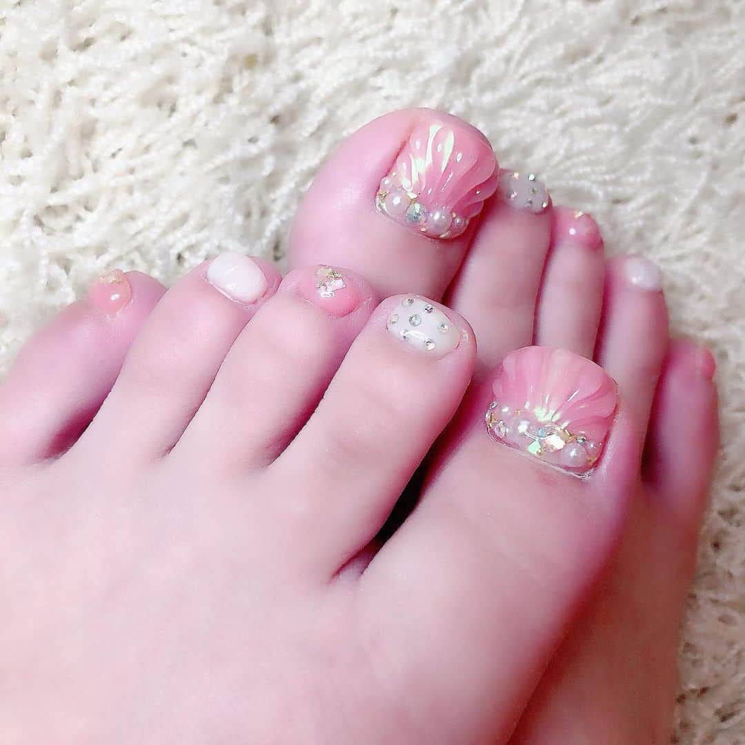 小野早稀のインスタグラム：「足のネイルも晒します💅 シェルネイル〜🧜‍♀️  ※インスタライブ今日の予定だったんだけど、18日土曜日の22時からに変更します🥺 ごめんね😢よろしくお願いします♡」