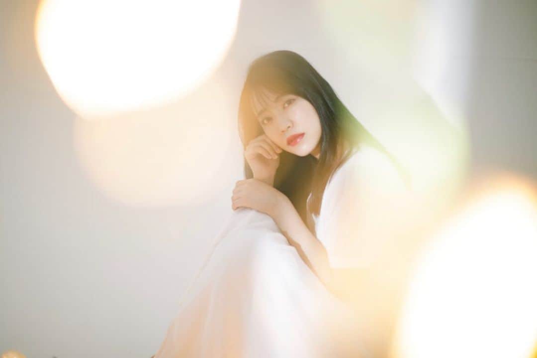 伴優香のインスタグラム：「.﻿ .﻿ . photo by : @ichikawa6416 ﻿ hair make by : maari﻿ assistant by : @motoki_nagahama ﻿ ﻿ #ポートレート#portrait #ポートレートモデル ﻿ #被写体 #髪型アレンジ #黒髪 #黒髪女子 #ヘアメイク ﻿ #photo #photo_jpn #東京カメラ部 #赤リップメイク  #팔로우 #사진 #여배우 #모델 #추억 #팔로우미 ﻿ #型号 #女主角 #人像 #相片」