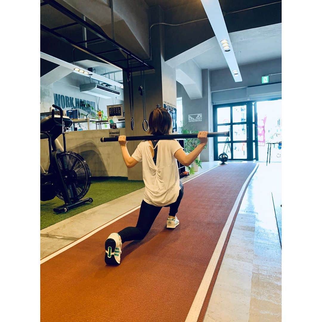 のインスタグラム：「🏋🏻‍♀️ 2年ぶりに パーソナル復活！ 体重も体脂肪も しっかり右肩上がり🥰 40歳までに このたるんだ身体を どうにかせねばと もがいてます… #地味に見えるけど #この棒10kg #パーソナルトレーニング」