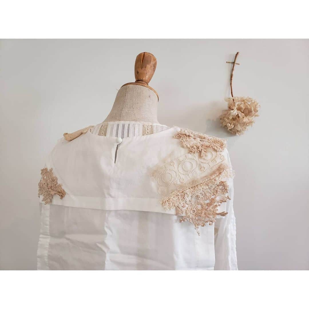 のインスタグラム：「【一点物アイテム 特別セール＊】. . 普段Lilaf by m.soeurのみで販売している一点ものアイテムを 一部 10%OFF のプライスにて皆様にお届けしております。. . . 【日程】. 7/11(sat) 12:00 〜 7/19(sun) 23:59. . . ●こちらから●. https://lilaf-by-msoeur.com/?category_id=5e40db6ec78a5309bd13c59f. . ※商品は無くなり次第終了となります。. . ※リラフ のスタンプカードは通常¥2,000で1ptのところ、 セール価格のお品はおまとめして1ptとなります。. . *:.:*`:.;*:.:*`:.;*:.:*`:.;*:.:*`:.;*:.:*`:.;*:.:*`:.;*:.:*`:.; . . デザイナー小野が自ら制作し、こだわりのつまった一点もののアクセサリーやお洋服たち。. m.soeurのやわらかく繊細な世界観がより濃く表現されています。. . お花とレースやさまざまな素材の組み合わせも小野さんならではの表現で、 クラシカルでいて身につけるととても優しい気持ちになれるアイテムばかり・・・＊. . ぜひこの機会に覗いてみてくださいね𓂃𓈒𓏸. . #msoeur #エムスール #Lilafbymsoeur #lilaf #リラフ  #一点物 #限定 #特別 #一点もの #limited  #flower #花 #花のある暮らし #ハンドメイド #レース #アンティークレース #紅茶染 #紅茶 #染花 #ナチュラル #クラシカル #セール #つけ襟 #チュール #クリップ #wedding」