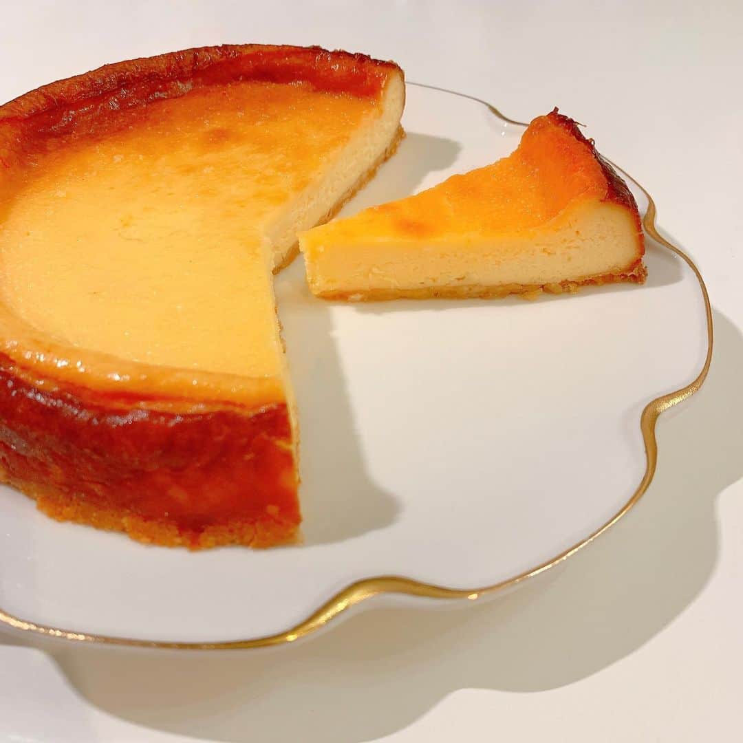 西園寺未彩のインスタグラム：「. . . 濃厚チーズケーキ×はちみつレモンは 個人的にちょうど良い爽やかな甘さ✨ ２日目がおいしいよ‪(*ฅ́˘ฅ̀*)♡‬ . 簡単に作れるのにケーキ屋さんになれそう！ って思うくらい美味しいからレシピ共有♪♪ . . 〈まぜて焼くだけチーズケーキ🍯💕〉 . 【材料】(18cm丸型１台分) ・市販ビスケット　90g ・無塩バター　30g ・クリームチーズ　200〜250g ・生クリーム　200ml ・薄力粉　大さじ３ ○卵　２個 ○グラニュー糖　80g ○1/2〜1個分のレモン果汁 . 【手順】 ⑴オーブンは170℃に予熱しておく。 ⑵ビスケットを密封できる袋に入れて細かく砕き、溶かした無塩バターと混ぜ合わせて型の底に押し付けながら敷く。 ⑶柔らかくしたクリームチーズと生クリームをミキサーで混ぜておく。 ⑷○の材料とふるった薄力粉を入れて更に混ぜ、⑵の型に生地を流し込む。 ⑸170℃に予熱しておいたオーブンで４０～４５分、焼き色がついて竹串を刺しても生地がつかなければ焼けている。 ⑹温かいうちにはちみつレモンを塗り、粗熱がとれたら冷蔵庫で一晩冷やすと完成。 . . #チーズケーキ #チーズケーキ作り #手作りチーズケーキ #手作りベイクドチーズケーキ #ベイクドチーズケーキ #レモンチーズケーキ #チーズタルト #濃厚チーズケーキ #お菓子作り #おうちおやつ #おうちスイーツ #お家カフェ #おうちかふぇ #おうちcafe #おうちカフェ #おうち時間 #手作りスイーツ #手作りお菓子 #おやつ作り #レモン #はちみつレモン #cakestagram #cheesecake #ケーキレシピ #ケーキ作り #簡単レシピ #簡単スイーツ #簡単ケーキ #手作りケーキ #ミキサーレシピ」