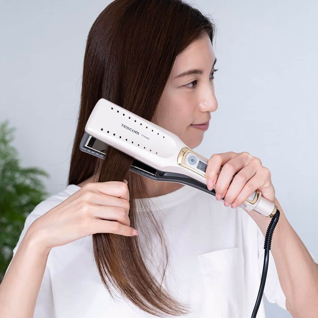 TESCOM テスコムのインスタグラム：「＼ロングヘアも手早くスタイリング✨／ . 髪が長くなればなるほど、メンテナンスやスタイリングは難しくなってきていませんか😞？ . テスコムのマイナスイオンヘアーアイロンTTH2800は、幅45mmのワイドプレートが特長的なヘアアイロン💡 ワイドプレートが髪を一気に挟み、広範囲に熱を伝え、上下に動く密着プレートが髪の毛先までしっかりのばすので、ロングへアも手早くスタイリングできます🎶 . 長い髪の方には特にオススメです🎶 - - - - - - - - - - - - - - - - - - - - - - - - - ●商品名：マイナスイオン ヘアーアイロン ●品番　：TTH2800 ●カラー：ゴールド - - - - - - - - - - - - - - - - - - - - - - - - - @tescom_beauty  . Nobbyに関する情報は@tescom_pro  キッチン家電に関する情報は@tescom_kitchen  にてご紹介中！ . 毎日使うヘアアイテムは #テスコム または #TESCOM で検索してみて下さいね♡ テスコムのInstagramでは、自分らしさを追求したあなたのキレイづくりに役立つ情報を毎週発信しています！ . . #美容　 #ヘアスタイル　 #ヘアセット　 #髪型　 #ヘアケア　 #艶髪　 #美髪　 #ストレート　 #時短　 #ツヤ髪　 #くせ毛　 #ストレートヘア　 #美意識向上　 #コテ　 #サラサラヘアー　 #清潔感　 #ヘアアイロン　 #ストレートアイロン　 #サラサラヘア　 #美容家電　 #髪質　 #キューティクル　 #時短ヘア　 #ヘアーアイロン　 #時短スタイリング　 #時短家電　 #ストレーター　 #ワイドプレート」