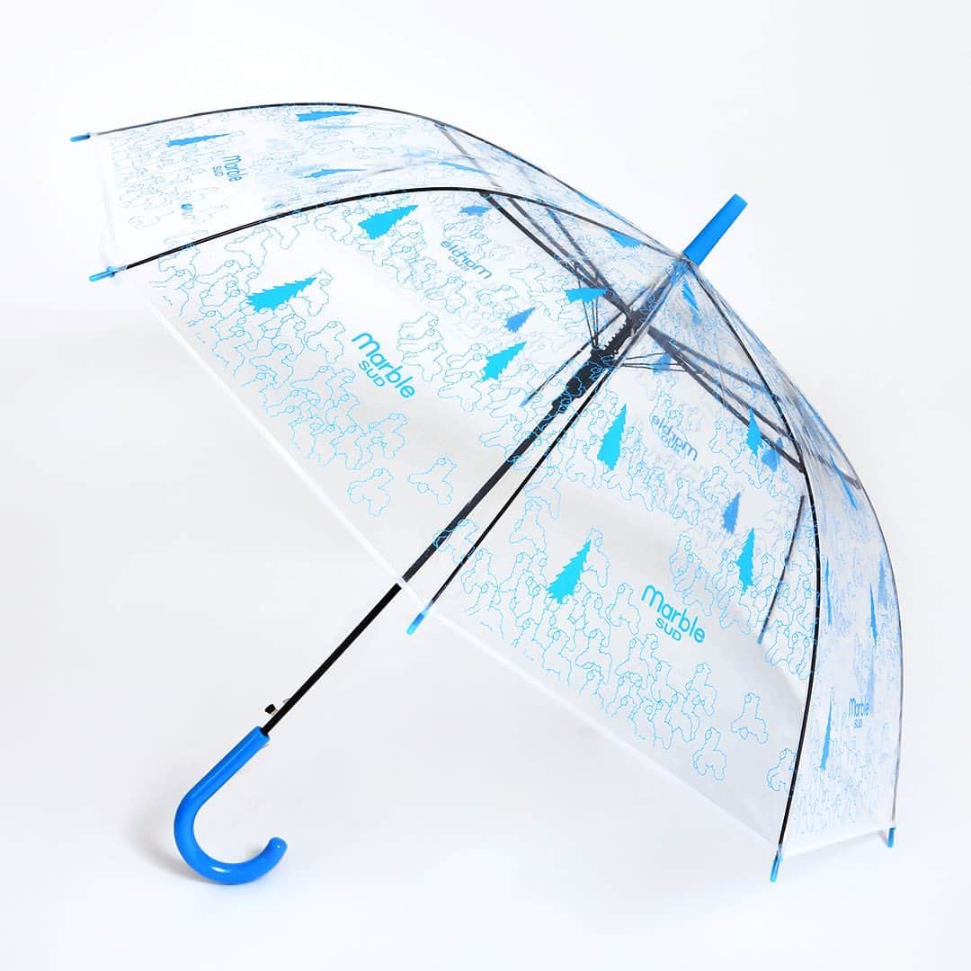 marbleSUD(マーブルシュッド) のインスタグラム：「7月も中旬をむかえ、そろそろ梅雨明けの頃でしょうか☔️店舗限定発売のmarble SUDオリジナル「ビニール傘」。憂鬱な雨も、可愛いアルパカ柄の傘で乗りきりましょう。  【直営店限定・ビニール傘】通常は降水確率40%以上または雨の日限定で店頭にひょっこり顔を出すビニール傘ですが、梅雨シーズンのみ毎日販売しております☔️ ・ カラー：ブルー、イエロー、レッド、ブラック 価格：2,300円(税別) 店舗によって4色揃っていない場合もございます。ご希望のお色がある場合は、お手数ですが各店舗へお問い合わせください。」