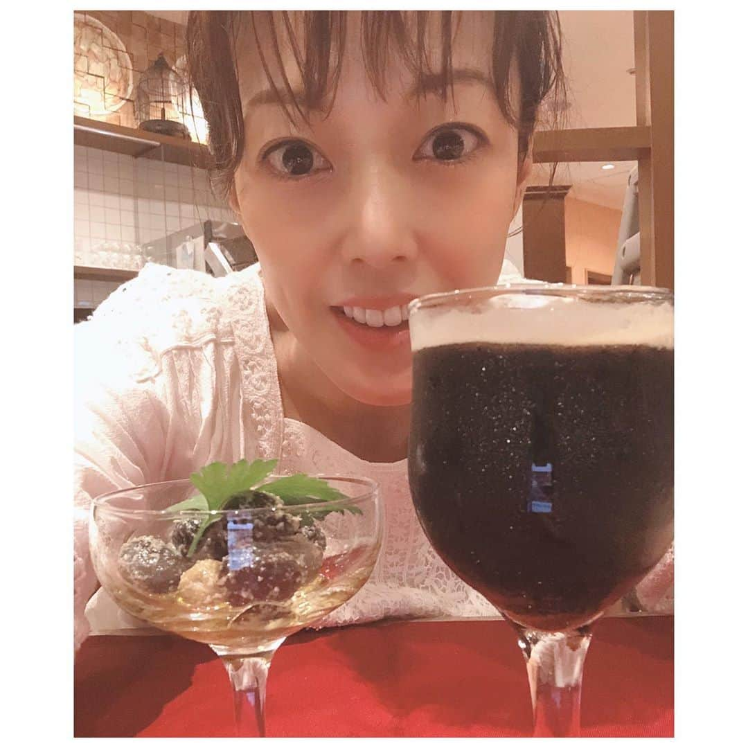 大和悠河さんのインスタグラム写真 - (大和悠河Instagram)「黒ビールで乾杯！！ 公式LINE LIVE生配信 🖤第13章7/19夜8時🖤(土用の入りの日) 乾杯は黒ビール🍻です。 おつまみにブラックオリーブ😊  乾杯したら🐧小鳥がやってきました😄。 また、すっごく楽しみでーす。 . . . 換気を良くするために窓を開けたり、外で食事をすると、鳥がやってきます。　 チョコチョコ来るくらいだと可愛いのですが、、、 🦅🦜沢山来すぎてとっても大変なことになることもありますね。😯。 . .  . . .  #大和悠河　#yugayamato #土用の入り  #土用  #土用の丑の日先取り  #blackbeer  #blackolives  #linelive  #自撮りにしてみた😉」7月15日 17時58分 - yugayamato