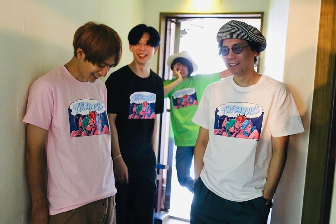 THE BAWDIESさんのインスタグラム写真 - (THE BAWDIESInstagram)「みなさんお待たせしました！！ THE BAWDIESから夏にぴったしのNEWグッズお届けです！！ 今回はイラストレーターで漫画家のKANA SUZUKIさんとの初コラボ！ 以前に彼女のイラストを見かけたとき、その個性的な絵と独特な色使いに一目惚れした僕は、いつかBAWDIESのデザインをしてもらいたいなぁ。と思っていたら、なんとこの度実現しちゃいました！！ ヒャッホーゥ！！ ライブもなかなか出来ない状況なので本日から7/27までの受注生産となってしまいますが、めっちゃおすすめなので皆さんぜひ！！  by TAXMAN  #bawdies #kanasuzuki #鈴木夏菜　#newグッズ #絵が最高すぎる」7月15日 18時00分 - thebawdies