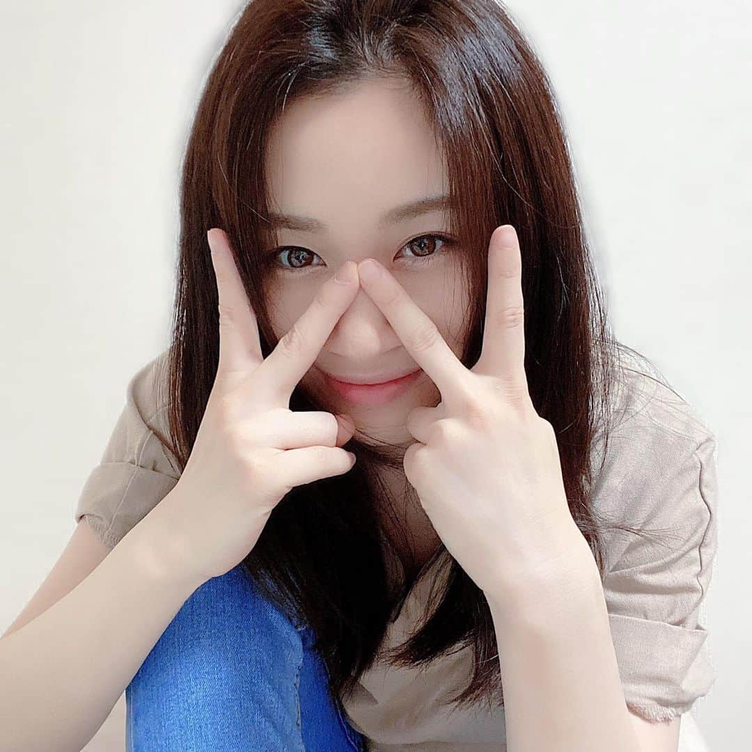 鈴木芳奈のインスタグラム：「やっといけたヘアカット💇‍♀️ あ〜髪型整うと気持ちも整います。 2枚目なんて、髪型見せたいのに、なんか頭痛い写真みたいになってしまったな。 いつものまみさんに素敵にしてもらったよん  #ヘアカット #artifata #引き続きなるべく自粛 #みんな元気か？ #がんばりましょ」