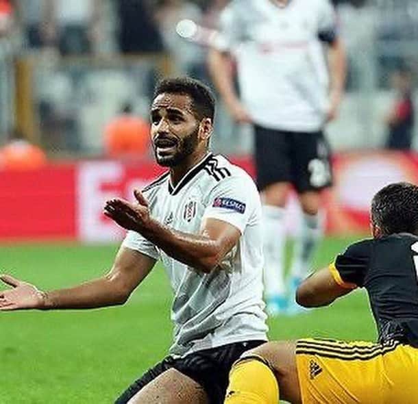 ドグラス・サントスのインスタグラム：「Saudades de está em campo fazendo o que tanto amo⚽️ . Sobre a benção de Deus e com muito trabalho me falta pouco para esta voltando aos treinos novamente💪. Infelizmente tive uma lesão , e no dia 7 de março realizei uma cirurgia no músculo reto femural da perna esquerda . É desde então sigo afastado dos gramados.」