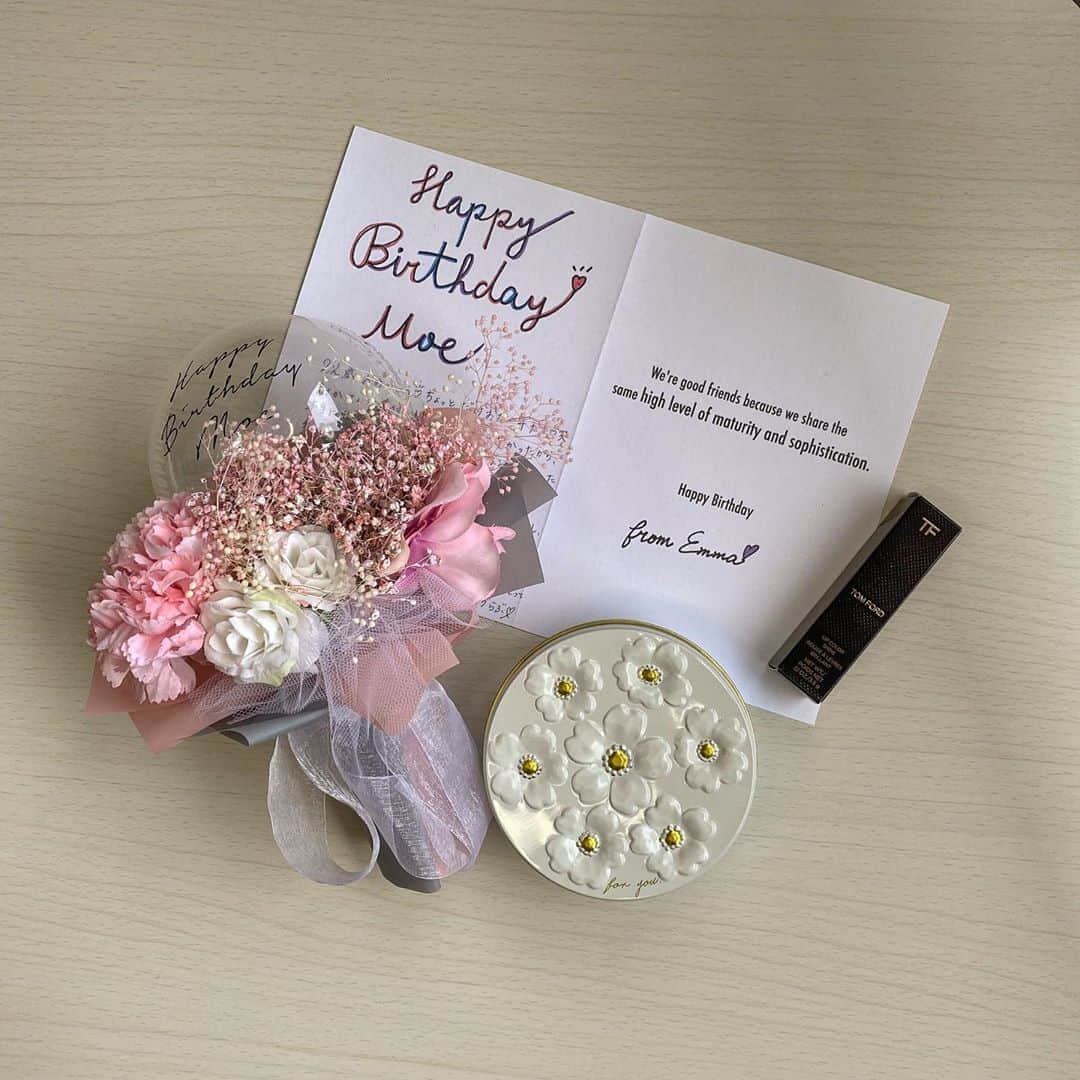 のインスタグラム：「恵麻から届いた❤︎  ありがとう！！！めっちゃ嬉しい🥺🥺  センス良すぎてびっくり！笑  そして、スワイプするとTikTok笑」