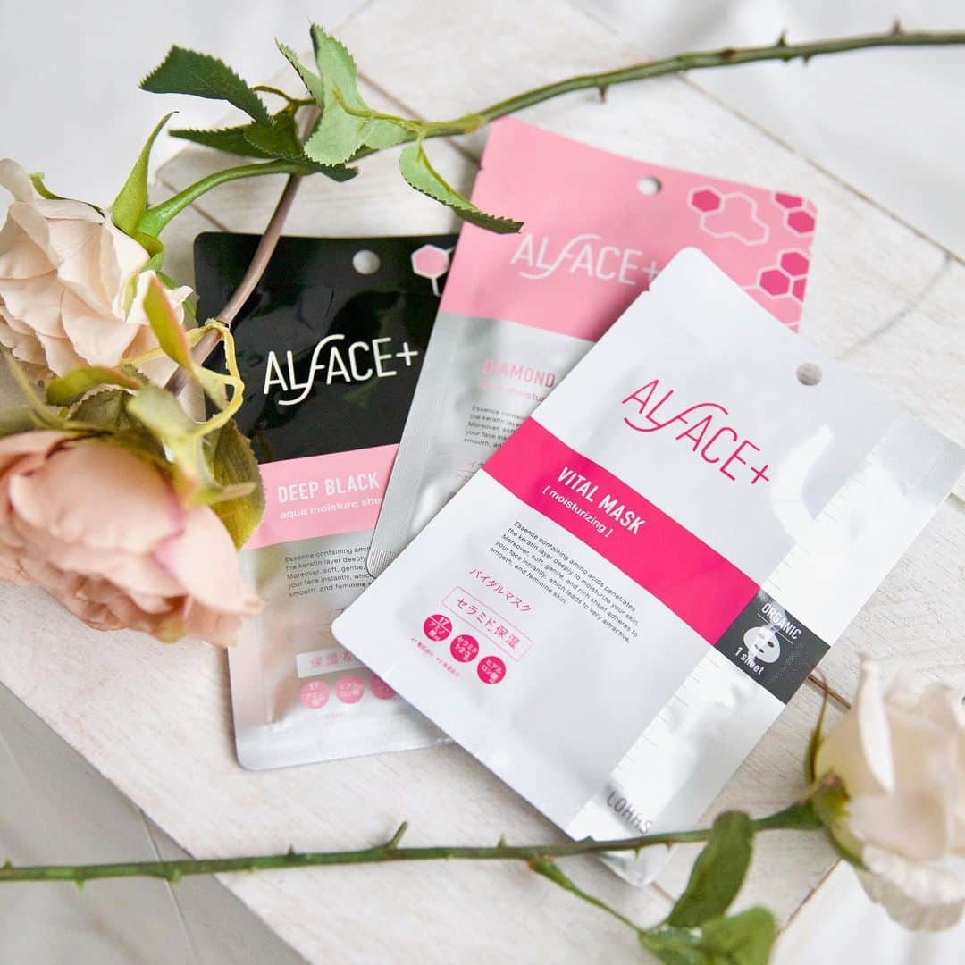 オルフェス（ALFACE+）のインスタグラム：「夏の乾燥ダメージ対策💕  暑い時期は空調によって お肌が乾燥してしまうことも💦  「バイタルマスク」は ヒト型セラミドを配合しており、 たっぷりのエッセンスがお肌を元気にしてくれます😊  「ダイヤモンドモイスチャー」は 14種類の植物エキスでお肌を優しくうるおします✨  「ディープブラック」は コラーゲンとヒアルロン酸を配合しておりハリのあるお肌に💕 竹炭配合のブラックシートで毛穴ケアも叶います◎  オルフェスで夏の乾燥対策をして うるぷる素肌を保ちましょう✨  #alface #オルフェス #フェイスマスク #シートマスク #乾燥 #乾燥対策 #保湿 #おうち時間 #おうち時間を楽しむ #おこもり美容 #美容 #スキンケア #コスメ #ベスコス #美容好きな人と繋がりたい」