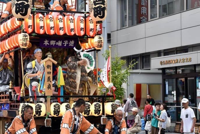 さいたまつりさんのインスタグラム写真 - (さいたまつりInstagram)「【🏮埼玉の祭りハイライト🏮 〜大宮夏まつり(中山道まつり)〜】﻿ 「大宮夏まつり」は武蔵一宮氷川神社の例大祭に合わせて、古くから地元に根付いてきたお祭りです。﻿ おはらいを受けた御輿と山車が駅前に集結する姿は圧巻です⛩﻿ ===﻿ 　﻿ 1、2枚目の写真は1日目の祭りの様子。武蔵一宮氷川神社の境内に御輿と山車が勢ぞろいし、神職から安全祈願のおはらいを受けます！﻿ 　﻿ 3、4枚目の写真は2日目の祭りの様子。御輿と山車が駅前に集結し、人々の熱気が渦巻きます🔥﻿ 　﻿ ===﻿ 民踊輪おどりや和太鼓演奏なども披露され、見どころ満載の「大宮夏まつり(中山道まつり)」。﻿ ぜひ来年は足を運んで楽しんでみてください！﻿ 　﻿ ＊＊＊﻿ 2020年度の「大宮夏まつり(中山道まつり)」は、新型コロナウイルス感染拡大防止のため中止となります。﻿ 公式サイト　https://www.city.saitama.jp/…/0…/002/005/oomiya/p072650.html﻿ さいたまつりページ　https://www.saitamatsuri.jp/matsuri/omiya-nakasendo/」7月15日 18時09分 - saitamatsuri