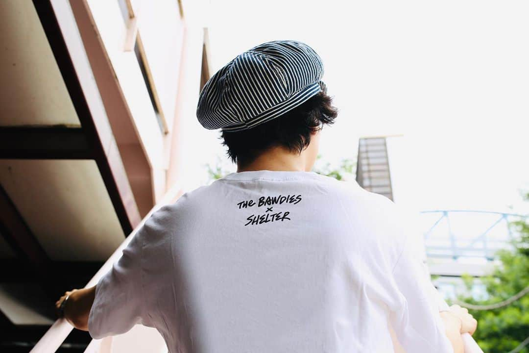 THE BAWDIESさんのインスタグラム写真 - (THE BAWDIESInstagram)「そして実はもう一つ！ 下北沢SHELTERとのコラボTシャツです！ 我々バンドマンもなかなかライブハウスでのライブが難しい状況の中、ライブは出来なくても何か一緒に出来ないかと言う事でこのコラボTシャツが完成しました！ 2011年のSHELTERでのライブ写真に、BAWDIESグッズではお馴染みのToyamegにイラストを描き込んでもらったナイスな一枚！ こちらも受注生産なのでお見逃しなく！！ KEEP ON ROCKIN’!!  #bawdies #下北沢shelter #toyameg #コラボグッズ #早くライブハウスで普通にライブが出来る日常が戻ってきますように #keeponrockin」7月15日 18時19分 - thebawdies