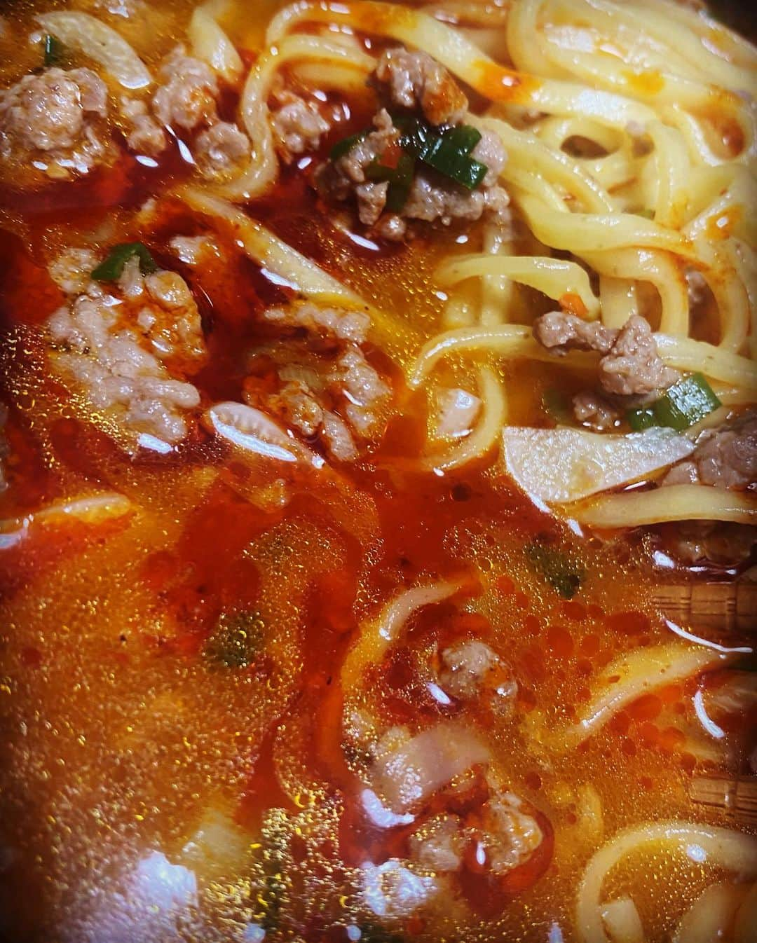 佐藤祐基さんのインスタグラム写真 - (佐藤祐基Instagram)「インスタント麺アレンジ。 #悶絶 辛味噌ラーメン 挽肉をニンニク、#朝天唐辛子 で炒め、 そこへ軽く塩胡椒、その鍋へ水を表記450mlですが、濃い味が好きなので400ml投入。 沸騰してきたら味噌味のインスタント麺、少し煮込みたいのでスープの素も同時投入。 茹で時間表記4分ですが、硬麺が好きなので、2分半。 盛り付けて、写真撮って、食べる頃には丁度良い感じの硬さになります笑 #自家製辣油 かければ昇天スープのできあがりです。最高に合う。 スープも完飲してしまいそうになりますが、夜に食べる場合はやらないこと。 翌日の朝、確実に貴方のつぶらな瞳は潰れてます…笑 我が家の辣油はカップ麺にも合います…家系のカップ麺に入れた日にはもう… あー振舞いたい。  #おうちごはんlover  #インスタント麺 #インスタント麺アレンジ #悶絶飯 #昇天トッピング」7月15日 18時15分 - sa_too222