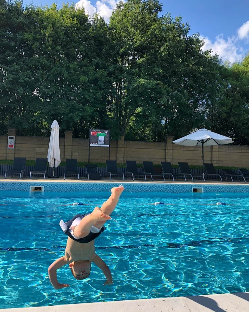 ヘレン・スケルトンさんのインスタグラム写真 - (ヘレン・スケルトンInstagram)「More than ready for a return to this...... we pretty much lived in this pool last summer.  Hats off to you if you’re trying to work out how to get back to work in a very new way, we appreciate your efforts to try and keep us safe. Ps He’s not falling...... he’s very much choosing to go in like that. #summerdays #lido #pooltime」7月15日 18時27分 - helenskelton