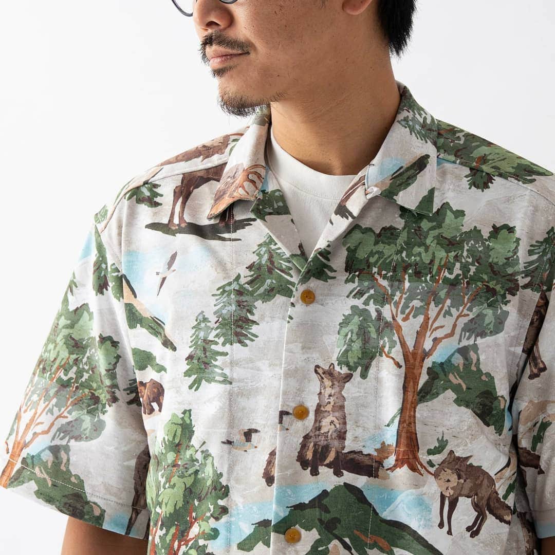 SUNDAY MOUNTAINさんのインスタグラム写真 - (SUNDAY MOUNTAINInstagram)「【グラフィックマテリアルブランド”nowartt”の感性で紡がれるアーティスティックなデザインが魅力！norbitの新感覚アロハシャツ】 aloha shirt / #norbit color / art camo olive, mountain aloha beige size / L 身長 / 174cm 普段着用サイズ / M  norbitのアロハシャツ。 “nowartt”のアートカモ柄や山を題材にしたアロハ柄は今季各ブランドが展開するアロハシャツの中でも存在感を放つデザインとなっています。  アートカモはモードライクなスタイルにもハマる高いデザイン性を誇り、夏スタイルにとらわれずオールシーズンインナーとしても活躍してくれます。  マウンテンアロハはアロハシャツには珍しい山を題材とした柄となっており、夏のキャンプスタイルにもばっちりとはまります。  ヘビーウェイトのクイックドライポリエステル素材を採用しており、深みのある存在感と夏でも快適に過ごせる機能性を兼ね備えています。  ショートパンツと合わせて夏スタイルに、プレスの入ったパンツと合わせてストリートスタイルにとお好みのコーディネートにマッチするデザインが魅力的です。 今季注目のアロハシャツを取り入れたいけど人と被りたくない、そんなこだわりの強いおしゃれさんにおすすめの1着です。  【shop】  オンラインショップはプロフィールのリンクからアクセスできます。 （ 公式・楽天・Yahoo!・Amazon・au PAY マーケット ） ※当日発送ご注文締切：平日14:30 / 土曜日12:00 ( 営業日のみ )  #アウトドアミックス #コーデ #20春夏 #おしゃれキャンプ #サンデーマウンテン #アウトドアショップ #アウトドアファッション #outdoorfashion #アウトドアコーデ #アウトドアスタイル #アウトドアブランド #おしゃれコーデ #アウトドアデイ #アウトドア好き #ストリート系ファッション #おしゃれアウトドア #ノービット #シャツ #アロハシャツ #おしゃれキャンパー #nowartt #オープンカラーシャツ」7月15日 18時20分 - sundaymountain
