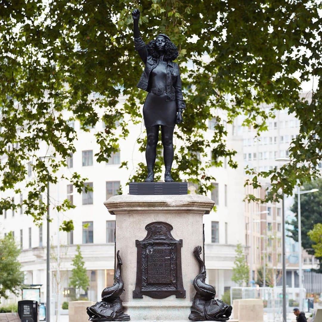 Dazed Magazineさんのインスタグラム写真 - (Dazed MagazineInstagram)「Remember this? This is her now ➡️ @marcquinnart has replaced the Bristol statue of slave trader Edward Colston with local resident and Black Lives Matter protester #JenReid. You truly love to see it.    📹 removal of Edward Colston / “A Surge of Power (Jen Reid)”, Marc Quinn (2020)」7月15日 18時23分 - dazed