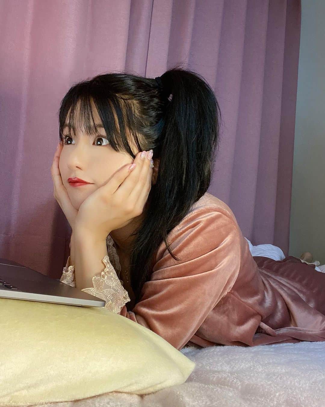 谷川愛梨のインスタグラム：「: まった〜りゆっく〜り ベッドで過ごす時間が好きʕ•ᴥ•ʔ 可愛いルームウェア着てると テンション上がるなぁ〜♡♡」