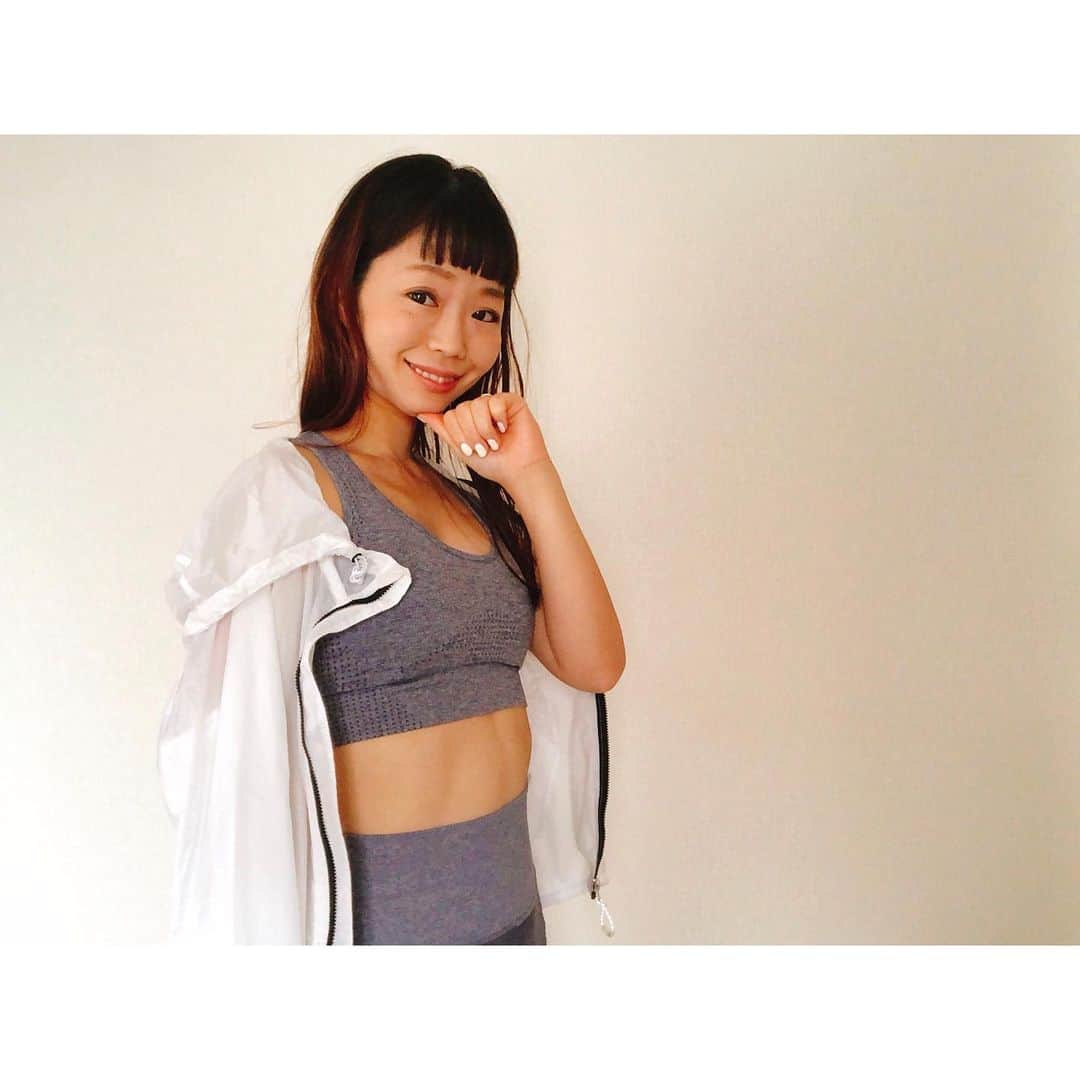 遠藤朋美さんのインスタグラム写真 - (遠藤朋美Instagram)「Mighty soloさんのウェアとキャンペーンの紹介をさせていただきます。 ・ ドディです、こんにちは ・ 本日は雨なので、お家で自転車と姿勢筋トレをば。 Mighty soloさんのウェアが届いたので、着用してトレーニングすることにしました。 ・ Might soloさんは、スウェーデン発のフィットネスブランドです。 ・ 今回グレーのシンプルなデザインを選ばせていただきましたが、 他にもヒョウ柄やボタニカル柄などかわいいデザインたくさんです。 ・ 何よりモデルさんがボンキュボンで、素敵なので、 是非HPやインスタアカウントのぞいてみてください。 @mightysoloofficial 公式オンラインストア https://mightysolo.com/jp/ ・ 着心地ですが、体にフィットしているのに気持ちが良いのと、 動きやすくてこれからのトレーニングがより楽しくなりそうです。 最近のドディさんは、ちょっと気が抜けに抜けているので 7月の目標の毎日姿勢筋トレストレッチのおともにします。 ・ そしてそして、ちょっとお得なキャンペーンのご紹介です。 ・ 現在Mighty soloさんでは、商品をお買い上げ頂いたお客様みなさまに、 限定スポーツバッグのプレゼントを行なっております。 また、ドディさんインスタ専用のディスカウントコードを発行していただいたのですが、 「　doddy15　」 を記入していただくと15%オフでお買い物することができます。 ・ ちょっとお得なので、Mighty soloさんでお買い物する際には 是非ご利用いただければ嬉しいです。 ・ ・ ・ #IAmMightySolo #PR #フィットネスウェア #スウェーデン #ランニングウェア -------------------- 7/14🏃‍♀️9.16km＋💪＋📖 7/15🏃‍♀️3.82km＋💪＋📖 -------------------- 最近地味に、、、眠い日が続きます。 なんとかするといつでもどこでも寝てしまえそうです。 ・ ・ ・  #ドディ #世界を走れドディ #ランニング女子 #ランスタグラマー #running #Marathon #Laufen  #달리기 #마라톤 #跑步 #马拉松 #走ること  #テリーヌ #テリーナー #ホノルルマラソン #コナマラソン」7月15日 18時35分 - aristocatsthe817