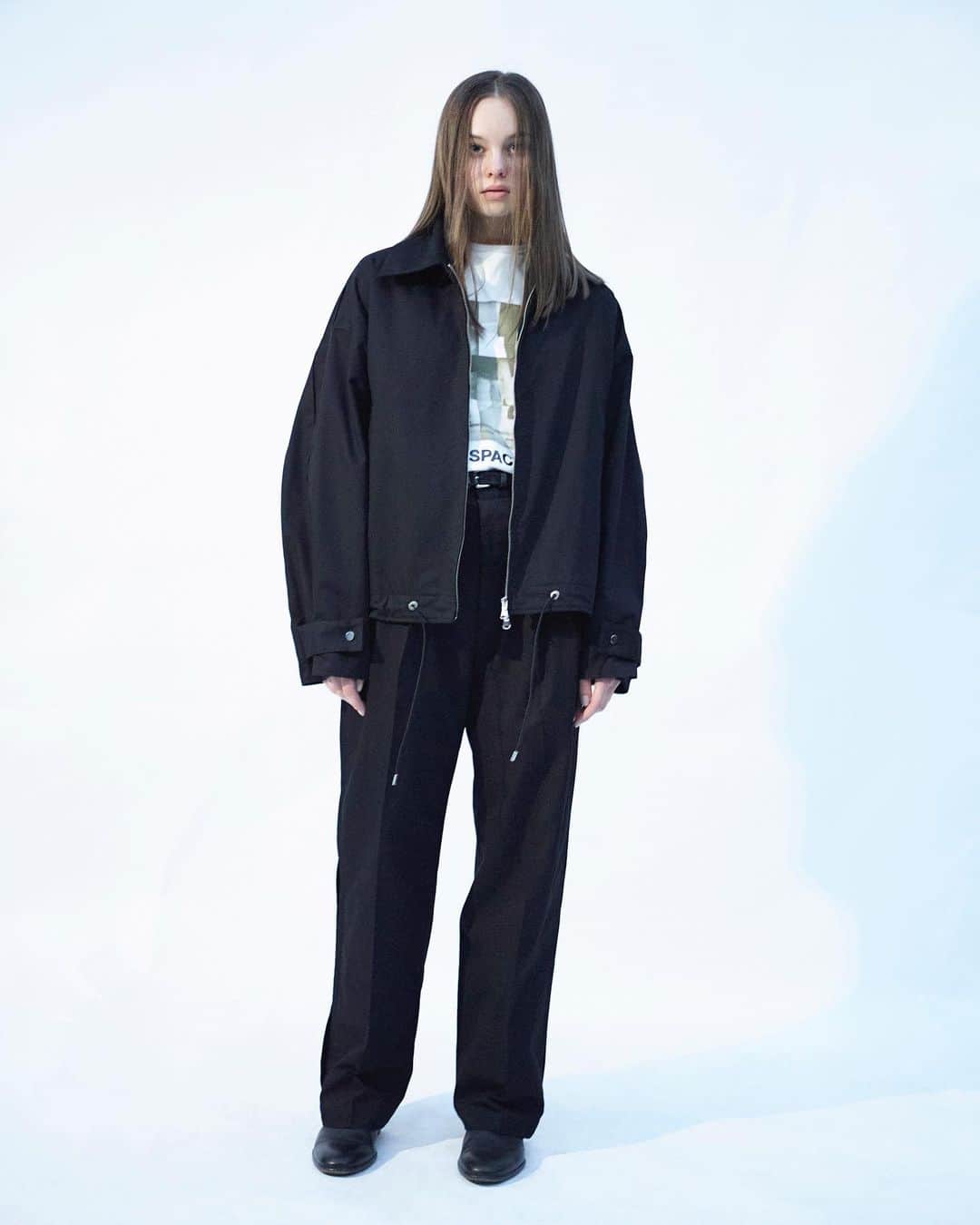 ウィザードのインスタグラム：「2020 FALL WINTER COLLECTION “Metropolis Noise Laboratories"  BOX PLEATS DRIZZLER  ポリエステル／コットンの高密度チノ素材を使用。 着用時の動きに応じてディテールを強調するボックスプリーツが各所に配されているドリズラーブルゾン。  Coming soon.  https://wizzard.stores.jp/  #wizzard_fac #wizzard #fashion #tokyofashion #streetfashion #fashionphoto #designersbrand #domesticbrand #mensfashion #2020AW」