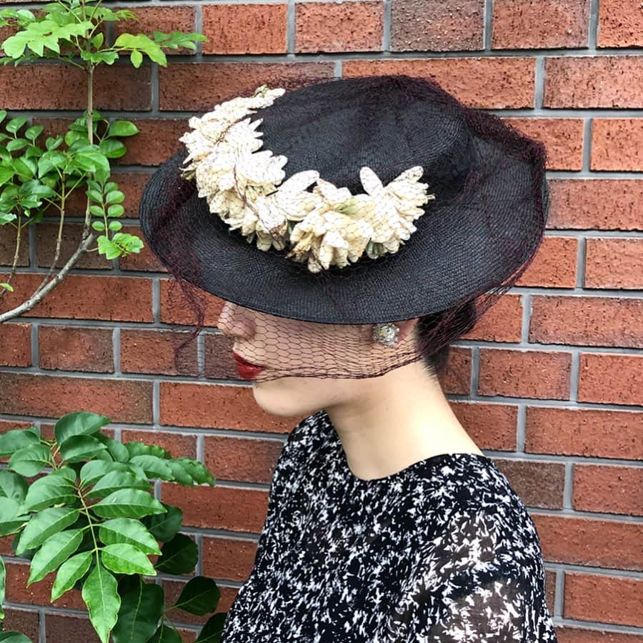 NUTTY Vintage&Collectibleのインスタグラム：「👠RECOMMEND VINTAGE👠  ☑︎vtg wide brim straw hat  広いつばがエレガントなストローハット。 こちらは、当時の女優さんを彷彿とさせる華やかな造花・チュール付きのものですり つば広なので、夏の日差しよけにも最適です。 あわせる小物も、抜かりなくレディに…＊  📮DMからも通販承ります📮  ------------------------------------ 🛍NUTTY通販について🛍 ------------------------------------- ◎掲載商品は全て通販可能となっておりますので、詳細はDMにてお気軽にお問い合わせくださいませ。また、ONLINE STOREに随時商品を掲載しております。商品詳細も記載しておりますので、是非ご利用くださいませ。 🔎 http://nutty.theshop.jp/ （ プロフィールページURLよりjump🕊） ㅤㅤㅤㅤㅤㅤㅤㅤㅤㅤㅤㅤㅤ ◎ご自宅でもお買い物をお楽しみいただけるVIDEO CHAT SHOPPING📺テレビ電話をお繋ぎして、リアルタイムでご案内いたします。詳細は過去の投稿をご覧ください。」