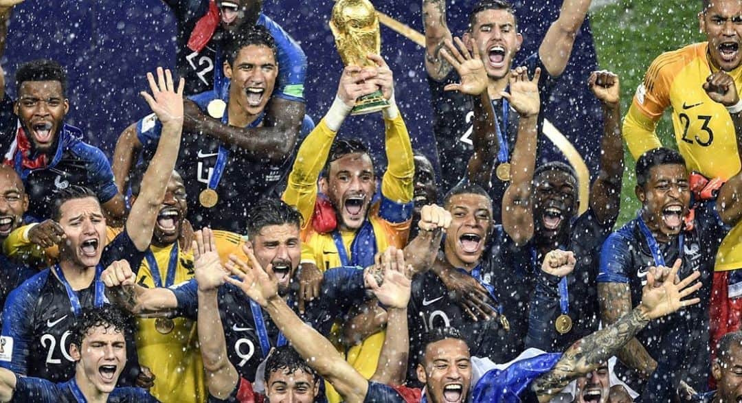フロリアン・トヴァンのインスタグラム：「Happy birthday !!! 2 years today 🎉 ⭐️⭐️ @equipedefrance 🇫🇷」