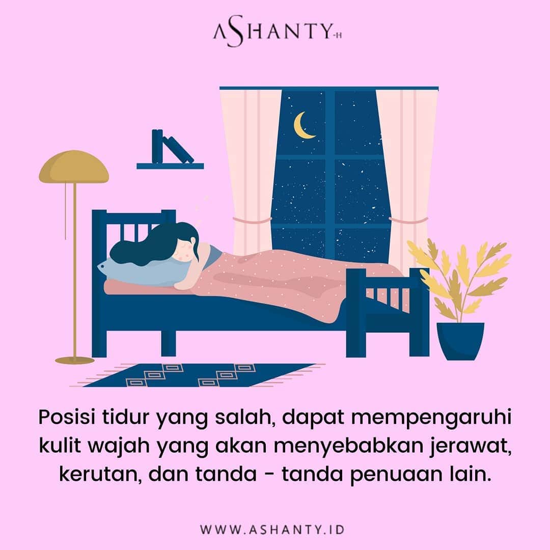 ASHANTY BEAUTY CREAM OFFICIALのインスタグラム：「Ternyata posisi tidur yang salah, dapat mempengaruhi kulit wajah yang akan menyebabkan jerawat, kerutan, dan tanda - tanda penuaan dini. 1. Tidur Telentang Tidur telentang merupakan cara terbaik untuk tidur. Mempertahankan posisi tidur dengan ketinggian 20-30 derajat bisa membuat cairan mengalir dengan lebih baik di dalam tubuh. Sayangnya, masih banyak orang yang memilih untuk tidur menyamping atau tengkurap. Hal ini membuat wajah terdorong dan tertekan ke bantal, yang sarungnya memiliki bakteri atau bekas produk perawatan dan make up yang telah Anda gunakan di wajah. Solusi terbaik adalah mengganti sarung bantal dengan sering jika Anda sulit tidur terlentang, karena dapat menyebabkan jerawat atau bahkan ruam.  2. Tidur tengkurap Banyak orang suka tidur dengan cara ini, padahal tidur tengkurap adalah cara tidur terburuk menurut ahli. Meski sedang tidur, kulit kita juga perlu bernapas. Posisi tengkurap menekan seluruh wajah ke bantal, yang menghalangi folikel kulit, membuat pori-pori tersumbat yang pada akhirnya juga menyebabkan jerawat, dan garis-garis halus. Dengan posisi ini, Anda seakan tidak mengizinkan sirkulasi berjalan lancar dan membuat bisa menyebabkan mata bengkak dengan kantung mata karena wajah tertekan di bantal setiap malam selama 8 jam yang tentu tidak baik untuk kulit Anda karena bisa memicu kerutan.  3. Tidur menyamping  Posisi ini menyebabkan kerusakan kulit lebih sedikit daripada posisi tengkurap. Namun, posisi ini juga bukan posisi ideal. Ketika Anda tidur menyamping, Anda menempatkan tekanan luar biasa di satu sisi. Ini dapat meratakan tulang pipi dan memicu kerutan di bagian samping karena gesekan dan tekanan. Juga, jika Anda telah menerapkan produk perawatan kulit, produk mungkin akan menempel di bantal dan tidak terserap oleh kulit Anda.  Sumber : https://www.google.com/amp/s/amp.suara.com/lifestyle/2018/09/06/210000/ladies-ini-pengaruh-posisi-tidur-terhadap-kecantikan-kulit」