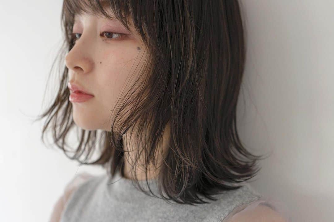 野口和弘のインスタグラム：「顔周りにニュアンスで抜けを作れば重めのスタイルも華やかに見える。 . hair @cieca.noguchi  . #cieca. #ciecanoguchi」