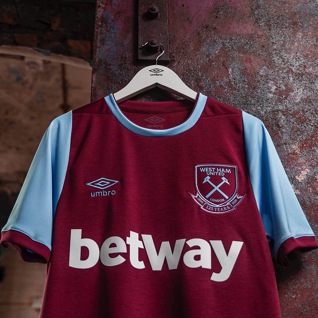 UMBROさんのインスタグラム写真 - (UMBROInstagram)「A closer look at the finer details. @WestHam 20/21 Home available now on umbro.co.uk. Get a Free Gift Box with every Home jersey!」7月15日 18時54分 - umbro