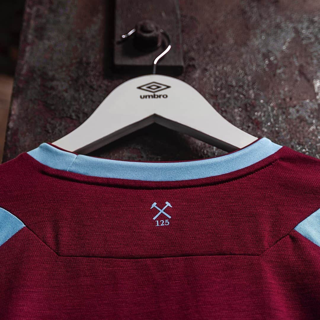UMBROさんのインスタグラム写真 - (UMBROInstagram)「A closer look at the finer details. @WestHam 20/21 Home available now on umbro.co.uk. Get a Free Gift Box with every Home jersey!」7月15日 18時54分 - umbro