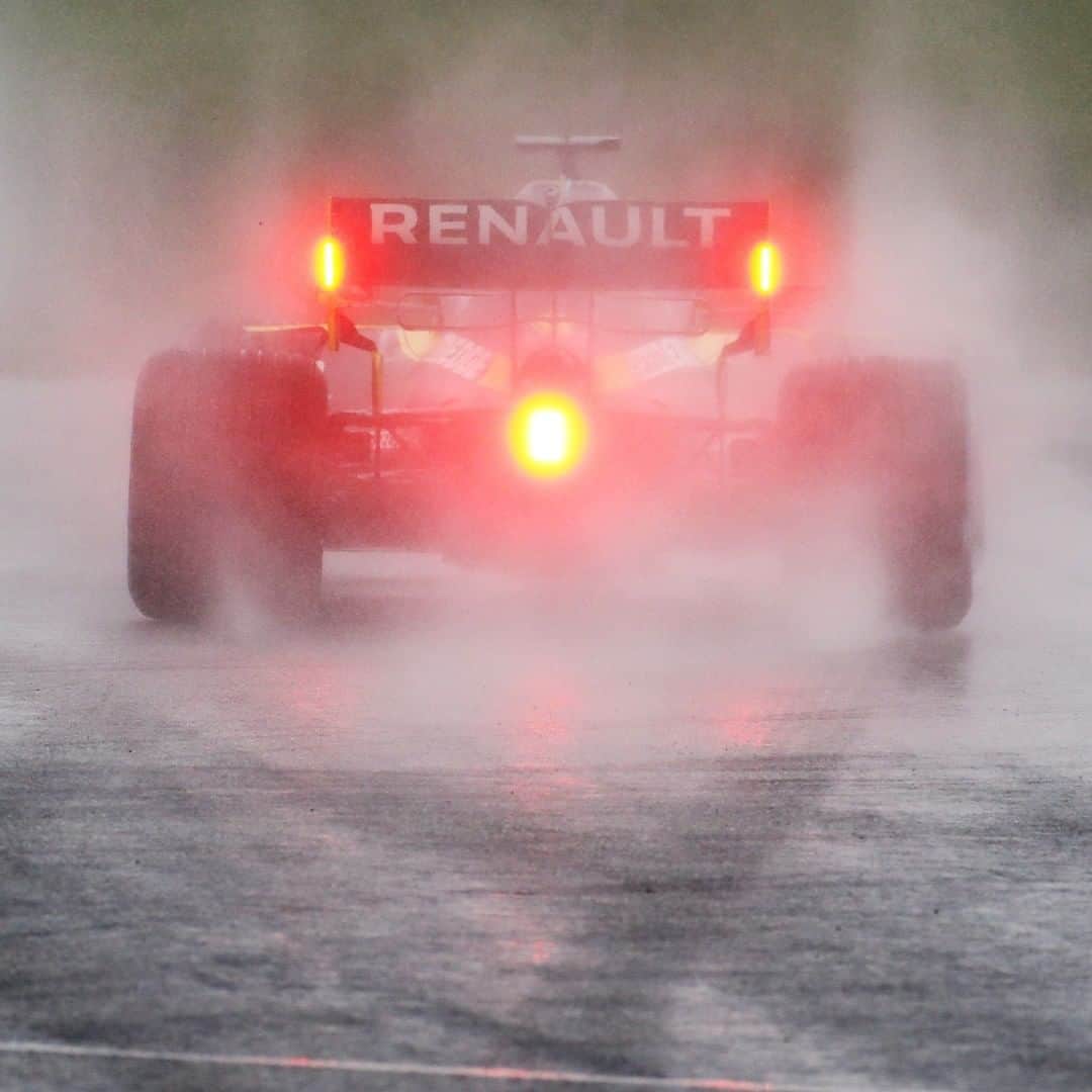 F1さんのインスタグラム写真 - (F1Instagram)「🌧 F1 cars in the rain appreciation post 🌧⁣ ⁣ #F1 #Formula1 #Motorsport #Racing #StyrianGP #Austria #Rain #Cars #carsofinstagram」7月15日 18時47分 - f1