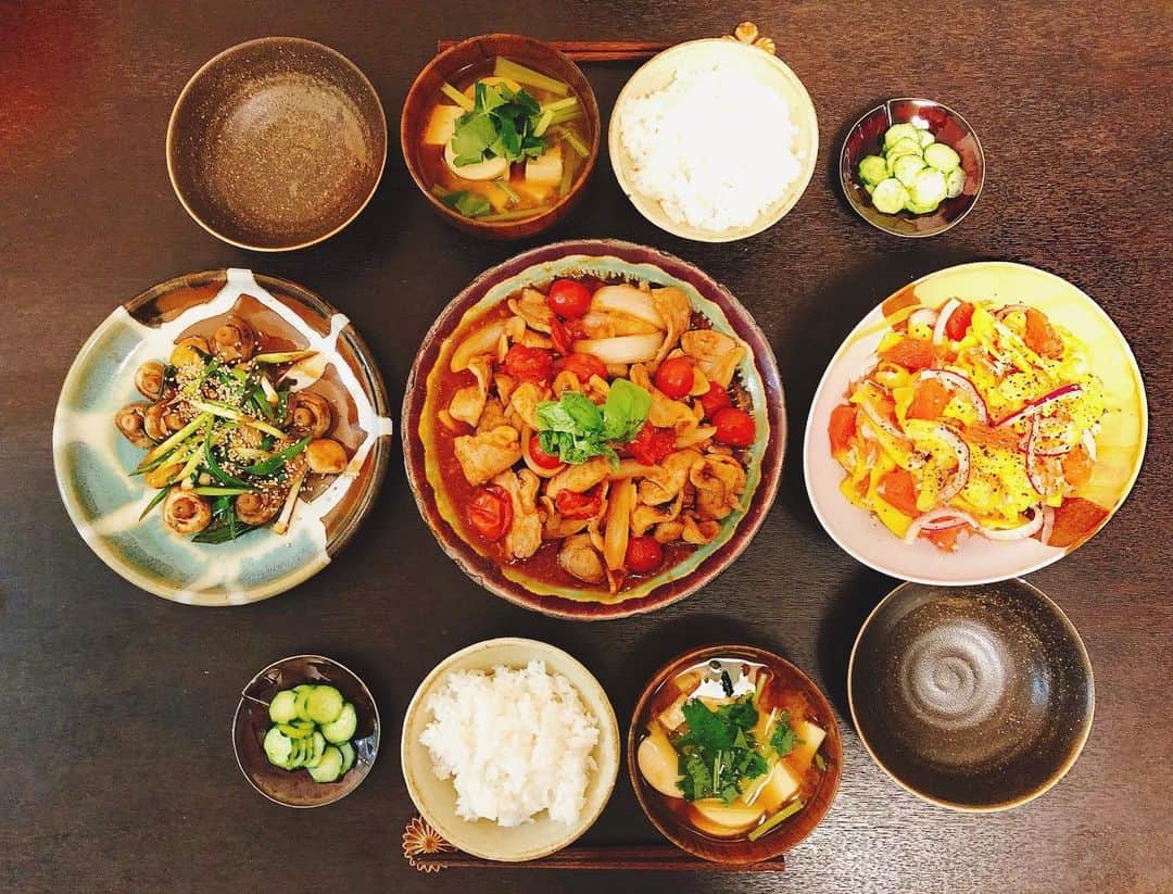 ステファニーのインスタグラム：「🐷🍅🥒🌼 先日のもりもりご飯。 ________ 豚肉とフレッシュトマトの炒め煮 マッシュルームと葱の出汁醤油炒め コリンキーとグレープフルーツのサラダ 胡瓜の酒漬け 蕪と豆腐と三ツ葉のお味噌汁 ご飯」