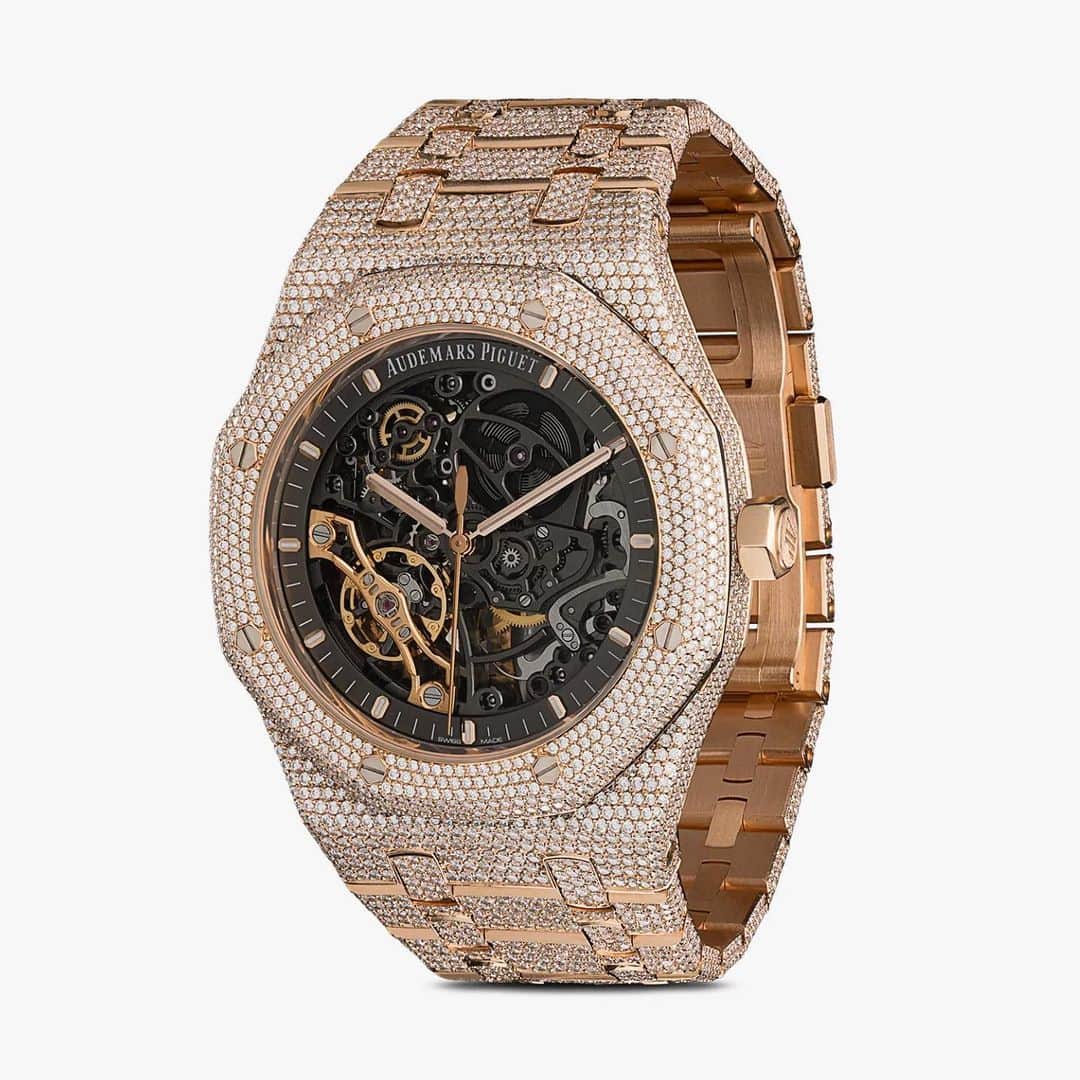 HYPEBEASTさんのインスタグラム写真 - (HYPEBEASTInstagram)「@hypebeaststyle: London-based @777jewellers have released a fully-customized 18K rose gold @audemarspiguet Royal Oak Skeleton complete with all-over diamond encrustation. White diamonds have been set into every crevice and link, including the bar on its “AP”-engraved clasp, the crown winder, and the exposed skeleton rear case. The face has been left untouched, showcasing the internal workings of the watch in all its glory, while minimalistic branding on the top of the face and rose gold detailing finish off the look. It’s currently available at @brownsfashion’s website for a price tag of $281,741 USD.⁠⠀ Photo: Browns」7月15日 18時51分 - hypebeast