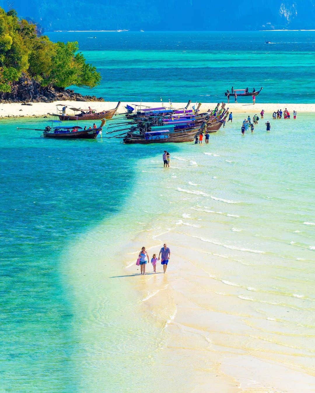 タイ国政府観光庁さんのインスタグラム写真 - (タイ国政府観光庁Instagram)「・﻿ ／⠀﻿ タイでどこ行く❓何する❓⠀﻿ 今週の注目スポットは...🇹🇭✨⠀﻿ ＼⠀﻿ ﻿ 🌟今月のテーマ：アンダマン海のリゾート﻿ 📍クラビ﻿ ﻿ 今週は、秘境のビーチリゾート、クラビに注目👀✨⠀ ﻿ ﻿ プーケット島からパンガー湾を挟み、東側に位置するクラビは、沖合に130以上の島々が点在するリゾート地🏝✨﻿ ﻿ 石灰岩の岩壁と熱帯ジャングルに囲まれた複雑な地形のため、多くのビーチが海からボートでアクセスする必要があるのが特徴🚤💨﻿ ﻿ そのため大規模なリゾート開発はされず、神秘的な自然が残っているのが魅力です🐚✨﻿ ﻿ また、環境保護のため、モーターを使用したウォータースポーツは禁止されており、静かな環境でのんびり過ごすことのできるビーチリゾートです👙💕﻿ ﻿ アイランド・ホッピングやカヌー、シュノーケリング、ダイビングを楽しめるのはもちろん、ロッククライミングの聖地としても世界的に有名です🗻💪💨﻿ ﻿ ＜アクセス＞﻿ バンコクから飛行機で約１時間20分✈️﻿ ﻿ #タイ #クラビ #タイビーチ #タイリゾート  #秘境 #リゾート #海外リゾート #こんなタイ知らなかった #もっと知りタイ #旅好きな人と繋がりたい #旅行好きな人と繋がりたい #海外旅行 #thailand #krabi #thaibeach #thairesort  #amazingthailand #thailandtravel #thailandtrip #thai #thaistagram #lovethailand」7月15日 18時51分 - amazingthailandjp