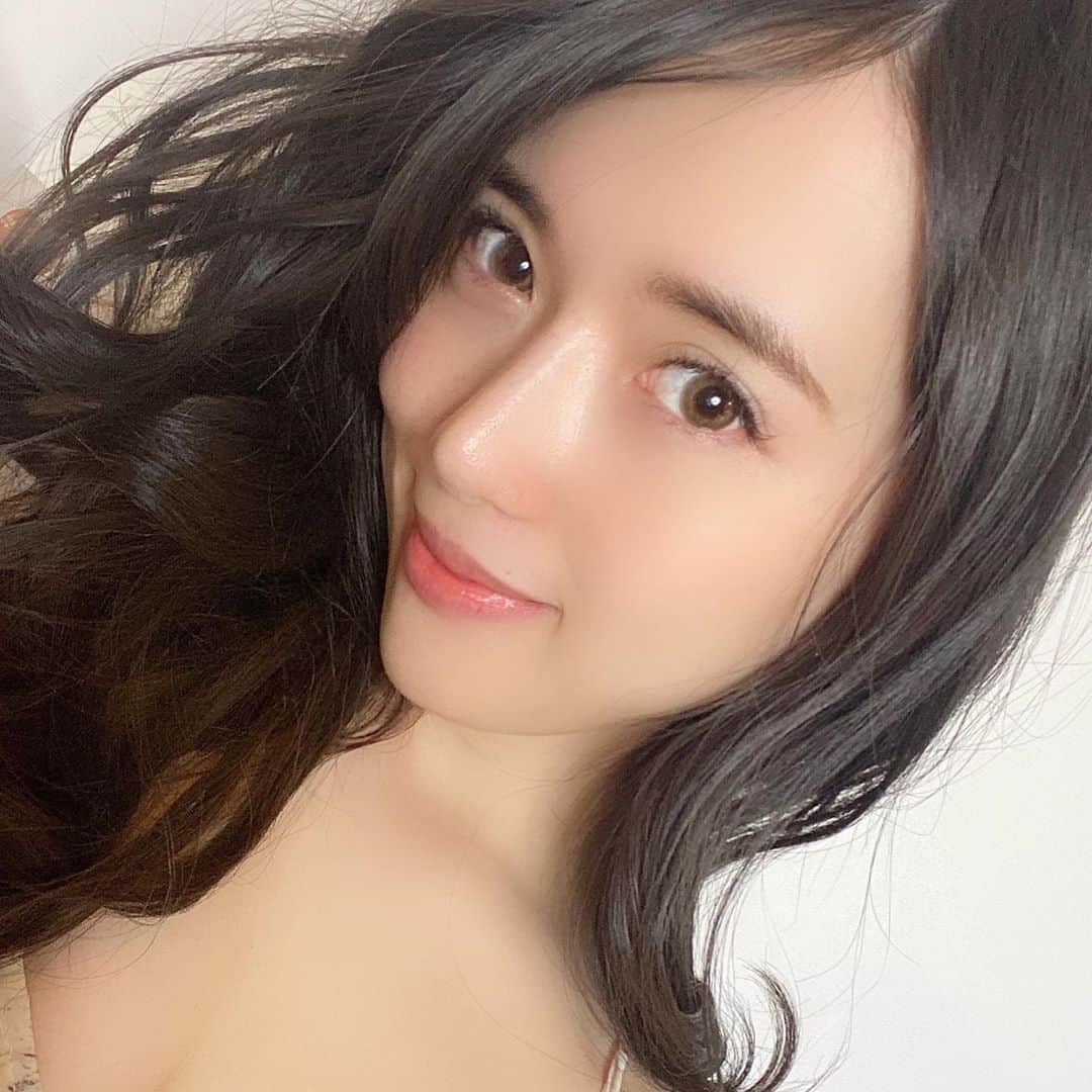 岡英里さんのインスタグラム写真 - (岡英里Instagram)「@laforte_official さんのカラコンをモニターさせてもらったんだけど、ライブ配信中でもリアルでもかなり受けが良くて大満足でした🤣❤️ . . 指に乗せた時に表裏が分かりやすくて一発でちゃんと装着出来る上に外す時もすんなり外れるので使い易さもピカイチ👌👌👌💓 . . そして何より発色が本当に綺麗👀❤️わたしが試したのは #No101 #ヌーディブラウンsecretgold っていうゴールドが入ってるカラー😳✨ナチュラルなんだけどめちゃ盛れるので色味に迷ったらとりあえずこのカラーを選んでおけば間違いないよ❣️👏🏻👏🏻👏🏻👏🏻 . . #ワンデー #ワンデーカラコン #カラコン #カラコンレポ  #LaFORTE #ラフォルテ #fのカラコン #レンズワン #PR #発色いい #綺麗 #ゴールド #ラメ #キラキラ #でも #自然 #馴染む #かわいい #可愛い #アラサー #ファッション #メイク #可愛いは作れる #簡単 #イメチェン #アレンジ #気分転換」7月15日 18時51分 - okaeri0424