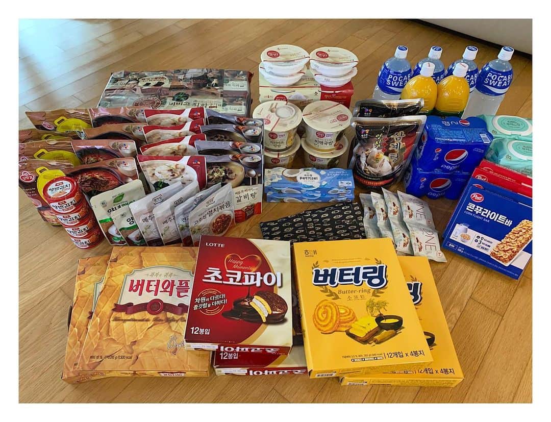 ハー・ミジョンのインスタグラム：「삼성의 후원으로 제작된 키트와 함께 14일 자가격리 시작👍🏼 Starting 14days quarantine with these food kit from SAMSUNG👏🏼👏🏼👏🏼 #자가격리 #삼성 #최고」