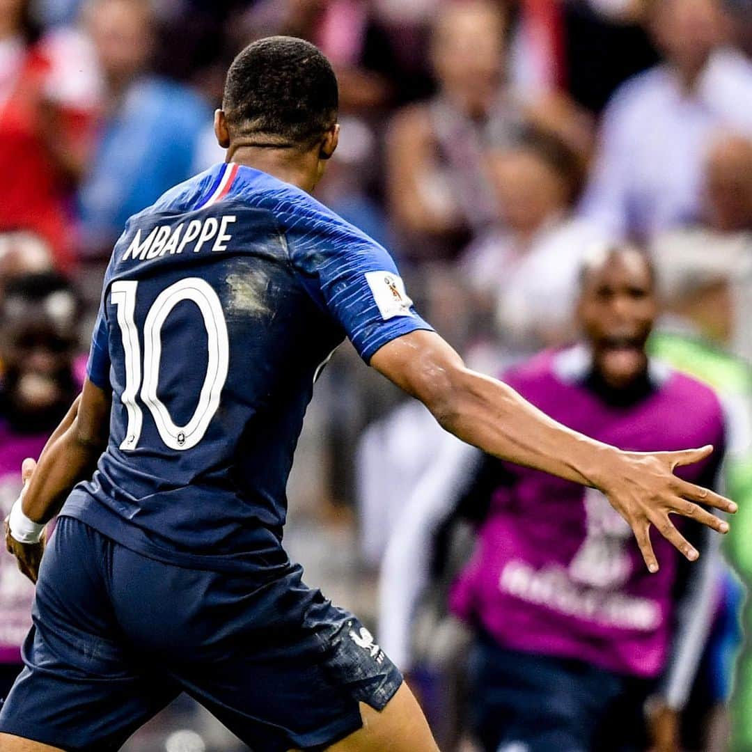 リーグ・アンさんのインスタグラム写真 - (リーグ・アンInstagram)「🏆🇫🇷 2 ans plus tard, ça fait toujours le même effet ! ⁣  🏆🇫🇷 2 years later, still the same feeling ! ⁣ #mbappe #coupedumonde #equipedefrance #worldcup2018 #kylianmbappe #lesbleus」7月15日 18時53分 - ligue1ubereats