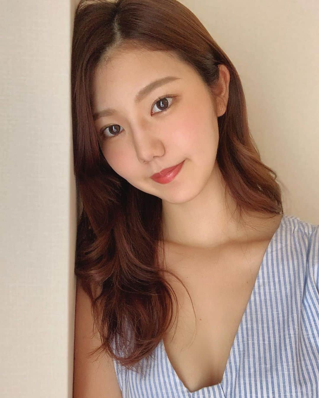 のインスタグラム：「夏🌻🌻でござる！ 最近涼しいからクーラーはお休み。 質問ありがとうございました、 全部答えようと思ったのに気づいたら終わってた24時間ってあっという間。 あと半分！ 今週終わる！  . . .  #夏#夏コーデ#自撮り#清楚系女子 #夏メイク#日焼け女子 #メイク#メイク好き#コーラルメイク#いいね#韓国#韓国コーデ#韓国メイク#鎖骨#ダイエット#ダイエット部 #photo#shooting#beautiful #missuniverse#missuniversejapan #follow #셀카#얼스타그램#좋아요#좋아요반사#소통#팔로우환영#오오티디#오늘의훈녀」