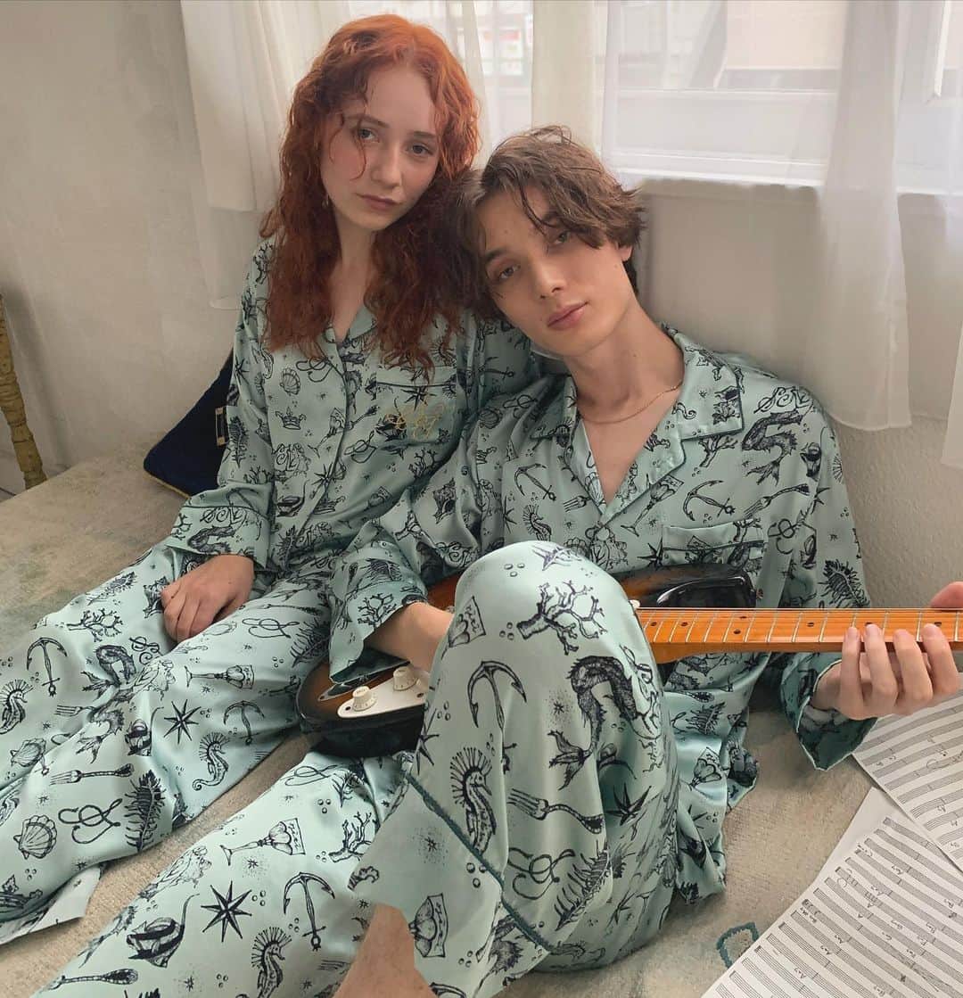 Tomomi Teradaのインスタグラム：「Mermaid PJ coming soon...stay tuned💕 撮影のテーマは「バンドマンの男の子に叶わない恋をするマーメイド」🧜🏻‍♀️🎸♡ お楽しみに🥰 #shellydetiti」