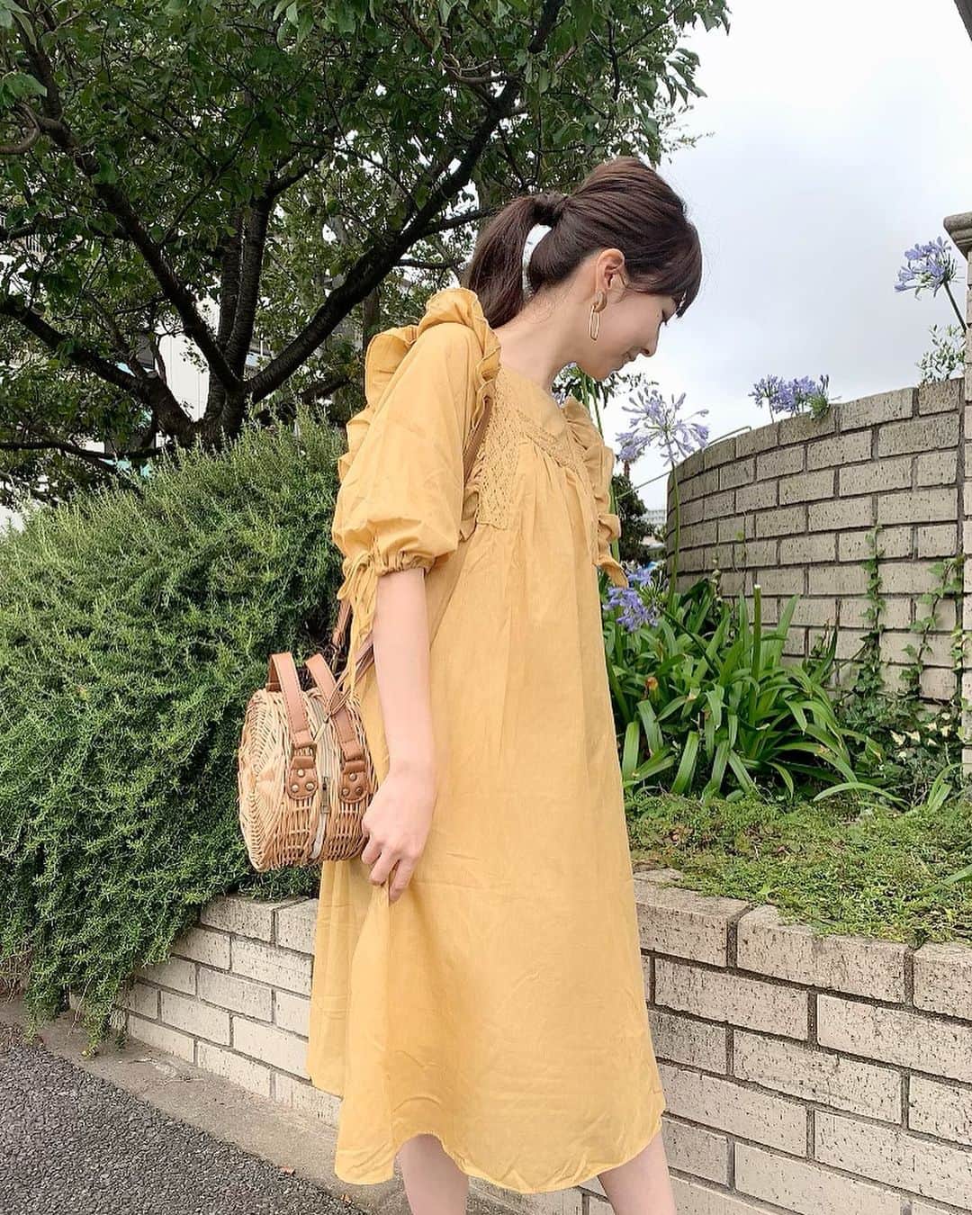のインスタグラム：「✩*॰ 着るだけで元気が出そうな yellowのワンピース👗💛 . ゆったりしたシルエットなので 休日にもってこい🌻 . one-piece #kandk_style @ladiesfashion.kandk  . #ワンピース#ポニーテール #夏コーデ#153cm #ママコーデ」