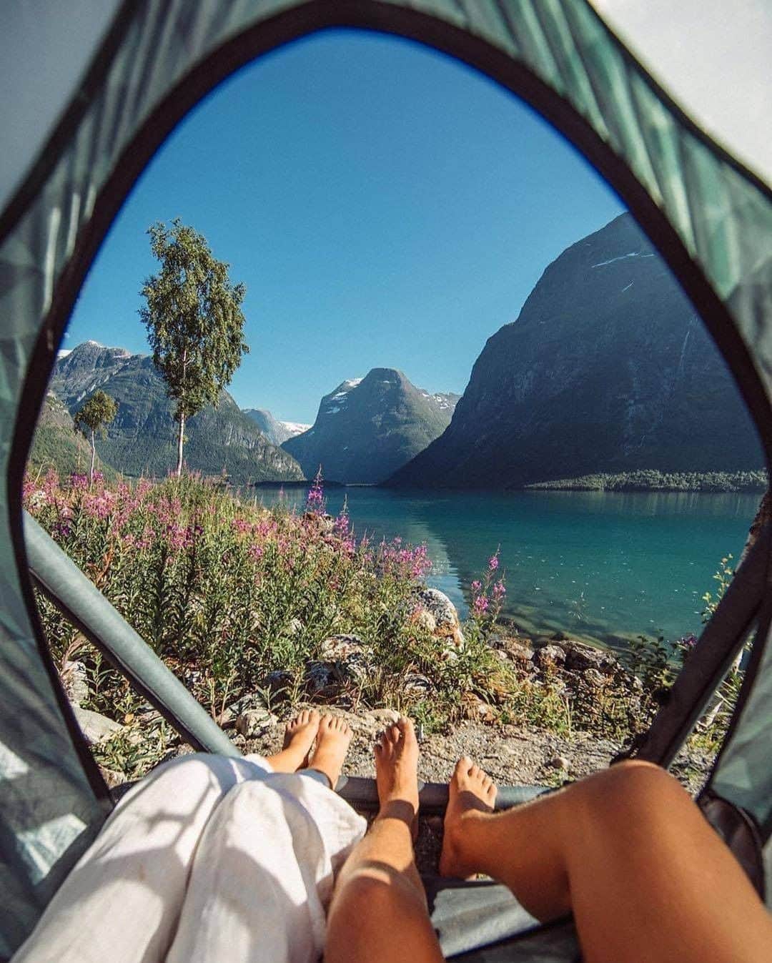 Discover Earthさんのインスタグラム写真 - (Discover EarthInstagram)「How beautiful does Norway looks ? Who needs to go to the Caribbeans ? There, you can even kayak through translucid waters. 💙 🇳🇴 #discoverNorway  with the photos from @hilvees  and @eljackson  #norway #couplegoals #kayaking #earth #camping」7月15日 19時01分 - discoverearth