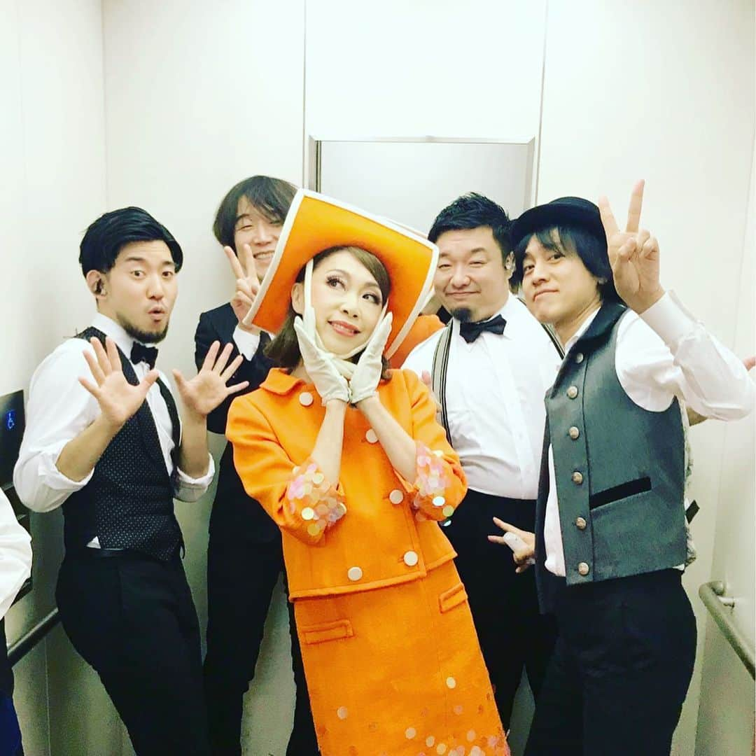 野宮真貴さんのインスタグラム写真 - (野宮真貴Instagram)「.﻿ 東京は夜の七時の素敵なお知らせ①♪﻿ ﻿ 本来なら今日は「野宮真貴、ピチカート・ファイヴを歌う。」公演初日でした。﻿ 楽しみにしてくれていたみなさんのために何かできないかと考え、明後日（7/17)20:00〜インスタライヴを計画しました。﻿ まるでリビングルームにいるような雰囲気で、ゆる〜いおしゃべりと、音楽監督の中塚武くんにも参加してもらって、2、3曲歌も歌います♪﻿ 是非、ビールやワインを用意して酒のつまみとして観てください。乾杯しましょう🥂﻿ ﻿ ＊7月17日（金）20:00〜(予定)インスタライヴ『Instagramの野宮真貴』﻿ ﻿ もうひとつ嬉しいお知らせ♪﻿ 明日（7/16)の夜の7時に、会場で販売していましたオリジナルグッズが買えるオンラインショップをオープンします！﻿ 前回のライヴで買い逃した方、ライヴに来れなかった方も是非この機会に。﻿ 詳しくはまた明日お知らせします！﻿ ﻿ では、私からのスモールギフトとして、ライヴの写真をどうぞ！﻿ ﻿ #東京は夜の七時 #インスタライヴ初挑戦  #観てね #野宮真貴ピチカートファイヴを歌う #野宮真貴 #missmakinomiya﻿」7月15日 19時02分 - missmakinomiya