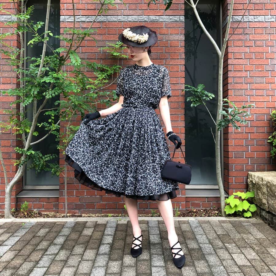 NUTTY Vintage&Collectibleのインスタグラム：「👠NEW  ARRIVAL👠 ㅤㅤㅤㅤㅤㅤㅤㅤㅤㅤㅤㅤㅤ ☑︎50's plant silhouette print organdy dress ㅤㅤㅤㅤㅤㅤㅤㅤㅤㅤㅤㅤㅤ なんてエレガントなドレスなんでしょう。 ふわり、軽いオーガンジー素材はモノトーンの総柄ながら涼しげでシックな夏の装いを叶えてくれます。 嬉しい長めの袖に、ドレスの共布ベルト付き。 裾からはGLAZE KOHLのMESH ORGANZA PETTICOAT＜black＞を覗かせて。 @glazekohl  ㅤㅤㅤㅤㅤㅤㅤㅤㅤㅤㅤㅤㅤ ＊ONLINE STOREにてお買い求めいただけます＊ ㅤㅤㅤㅤㅤㅤㅤㅤㅤㅤㅤㅤㅤ ------------------------------------ 🛍NUTTY通販について🛍 ------------------------------------- ◎掲載商品は全て通販可能となっておりますので、詳細はDMにてお気軽にお問い合わせくださいませ。また、ONLINE STOREに随時商品を掲載しております。商品詳細も記載しておりますので、是非ご利用くださいませ。 🔎 http://nutty.theshop.jp/ （ プロフィールページURLよりjump🕊） ㅤㅤㅤㅤㅤㅤㅤㅤㅤㅤㅤㅤㅤ ◎ご自宅でもお買い物をお楽しみいただけるVIDEO CHAT SHOPPING📺テレビ電話をお繋ぎして、リアルタイムでご案内いたします。詳細は過去の投稿をご覧ください。」