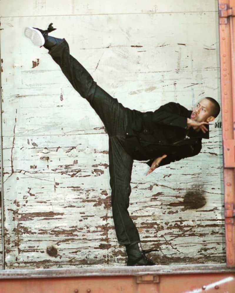 アフィオン・クロケットさんのインスタグラム写真 - (アフィオン・クロケットInstagram)「Skinny legs, sure. Weak legs... 🤷🏽‍♂️🧐🤔 . . #affioncrockett #kicks #martialarts #kungfu #selfdefense #fighter #strength 📸 @kellytiddes」7月15日 19時10分 - affioncrockett