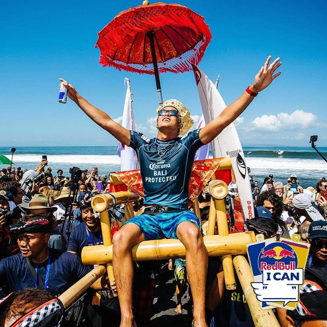 五十嵐カノアさんのインスタグラム写真 - (五十嵐カノアInstagram)「今年の夏は  #黄金のレッドブル  片手に過去の夏ベストモーメントを見返してみた。やっぱりこれでしょ🏄‍🌊 懐かしい！今ならみんなも夏、最高に輝いたプレーを投稿するだけでレッドブルのあの！限定クーラーがもらえるかもよ✨  📸 @redbulljapan @WSL . 【応募方法】 *  @redbulljapan をフォロー *  夏に輝いているプレーを捉えた画像または動画をハッシュタグ「#redbullican + #夏に輝くプレー」をつけて、Instagramへ投稿 . 【応募期間】 7月21日(火)23:59まで！」7月15日 19時19分 - kanoaigarashi