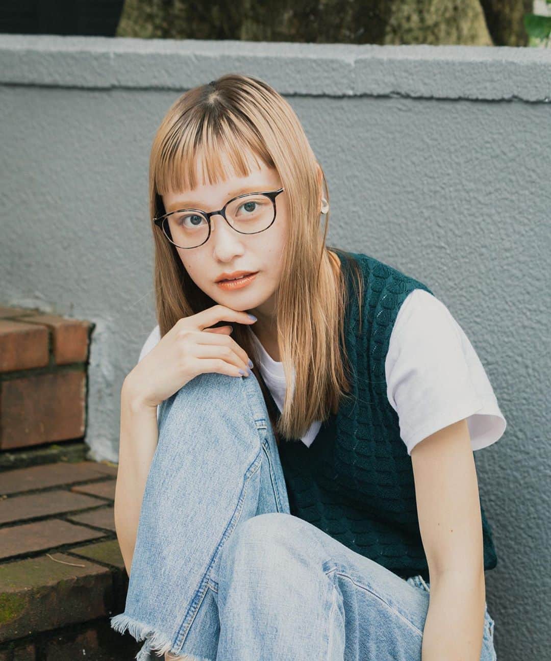 Zoff Officialのインスタグラム：「👓👓﻿ ﻿ Zoff SMART CLASSIC/ZJ201002_49A1﻿ Model夏鈴　@twityyy__  フレームに高機能プラスチックと「βチタン」を組み合わせた異素材のコンビネーションフレーム🤓﻿ ビッグシェイプでありながら、驚きの軽さとしなやかさで長時間でもかけ心地の良さは抜群❣️❣️﻿ ﻿ べっ甲柄やブラウンのグラデーションカラーのフレームは、顔に馴染みもよく1本もっていると便利なアイテムです✨﻿ ﻿ ﻿ #Zoff ﻿ #eyewearstyle ﻿ #メガネ ﻿ #ゾフ女子 ﻿ #ZoffUV ﻿ #UV ﻿ #クリアサングラス﻿ #zoff女子﻿ #ファッション﻿ #夏コーデ﻿ #fashion﻿ #眼鏡﻿ #メガネ女子﻿ #きょこ﻿ #お出かけコーデ」