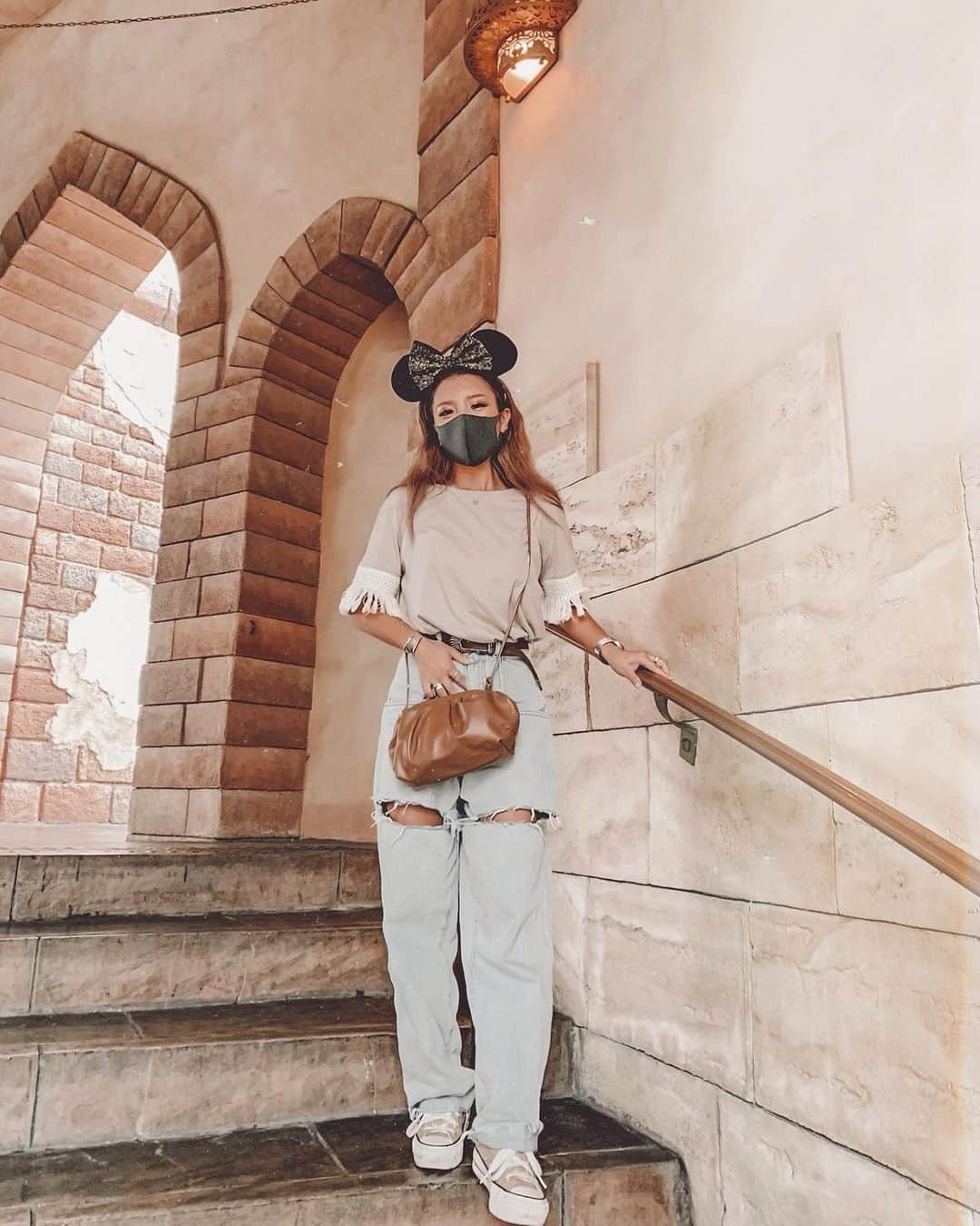 ✷kana✷のインスタグラム：「🐫🕌✨ . . ひゃーい 半年以上ぶりのdisney✨ . 数時間の滞在で あいにくのお天気だったけど まーこんなに空いてるsea初めて！ ってかんじで本命アトラク4つも乗れた♡ . コーデは フリンジTEE @sandlessmoon  デニム @searoomlynn_official  ヒールで合わせたかったところ、 スニーカーでいったから 裾が濡れるの嫌で折ってるの、、笑 ちびだから残念😂」