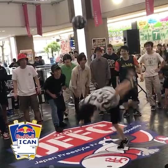 のインスタグラム：「僕の #夏に輝くプレー はやっぱりこれです！ Front Flip Catchを大会で初メイクした瞬間😎 #黄金のredbull のキャンペーンやってるので、皆さんも是非下記の応募方法で参加してみてください！  【応募方法】 1 @redbulljapan をフォロー 2 夏に輝いているプレーを捉えた画像または動画をハッシュタグ「#redbullican + #夏に輝くプレー」をつけ て、Instagram へ投稿 . 【応募期間】 7 月 21 日(火)23:59 まで!  限定クーラーがもらえるかも！  僕もほしいです🥺 @redbulljapan  Photo taken by @jason_halayko」