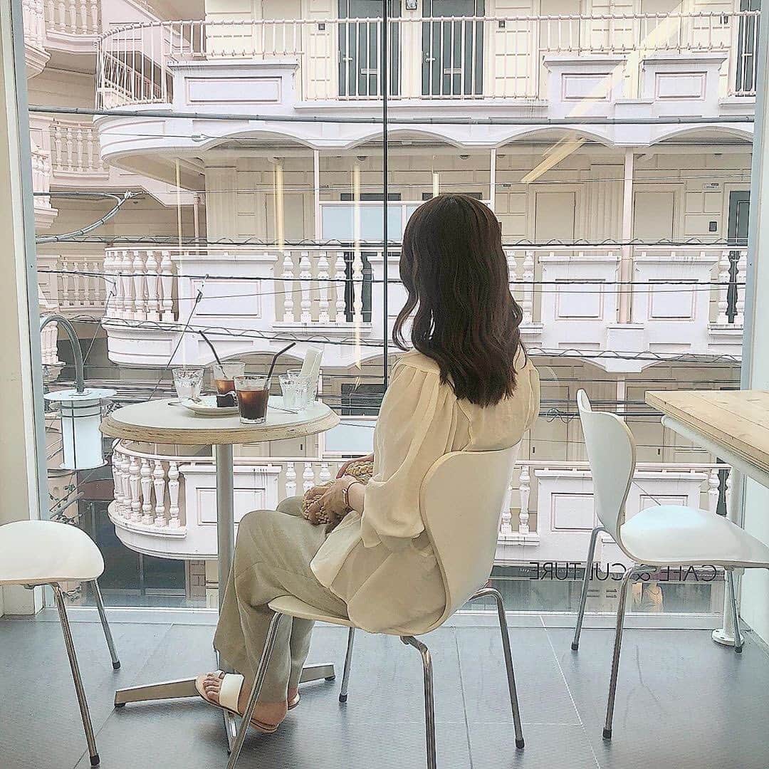 isutaさんのインスタグラム写真 - (isutaInstagram)「まるで日本じゃないみたい♡﻿ ﻿ ﻿ 代官山の穴場カフェ「CAFE FACON ROASTER ATELIER（カフェ ファソン ロースター アトリエ）」は、スペシャルティコーヒー専門店。﻿ ﻿ ﻿ こちらは、まるで日本とは思えないような景観が話題となり、いま注目を集めています！﻿ ﻿ ﻿ 大きなガラス張りの窓からは、白を基調とした建物が向かいに見え、まるで海外でお茶をしているような気分になれちゃうんです✨﻿ ﻿ ﻿ コーヒーはもちろん、夏季限定のさっぱりとしたレモネードや、バスクチーズケーキも絶品なのだそう。﻿ ﻿ ﻿ すてきな景色を見ながらコーヒータイムを楽しんでみてはいかが？﻿ ﻿ ﻿ @isuta_jp トップのURLから記事をチェック♩﻿ ﻿ ﻿ 【CAFE FACON ROASTER ATELIER】﻿ 住所：東京都渋谷区代官山町10-1﻿ 営業時間：10:00〜19:00﻿ 定休日：不定休﻿ ﻿ ﻿ photo by﻿ @miho_jiyu﻿ @seven_705﻿ @_x.mm18_﻿ @425jmn﻿ @ai___120﻿ @yk.o0﻿ ﻿ ﻿ #isuta #イスタ #isutapic﻿ #isutacafe #カフェ巡り #おしゃれカフェ﻿ #cafefaconroasteratelier #カフェファソンロースターアトリエ﻿ #スペシャルティコーヒー #代官山 #代官山巡り﻿ #東京グルメ #東京巡り #渋谷巡り﻿ #コーヒー専門店 #東京カフェ #代官山カフェ﻿ #渋谷カフェ #代官山グルメ #渋谷グルメ﻿ #カフェスタグラム #cafe #cafestagram ﻿ #カフェ部 #カフェ #カフェ好き﻿ #お洒落な人と繋がりたい ﻿ #カフェ好きな人と繋がりたい﻿ #카페 #카페스타그램」7月15日 19時17分 - isuta_jp