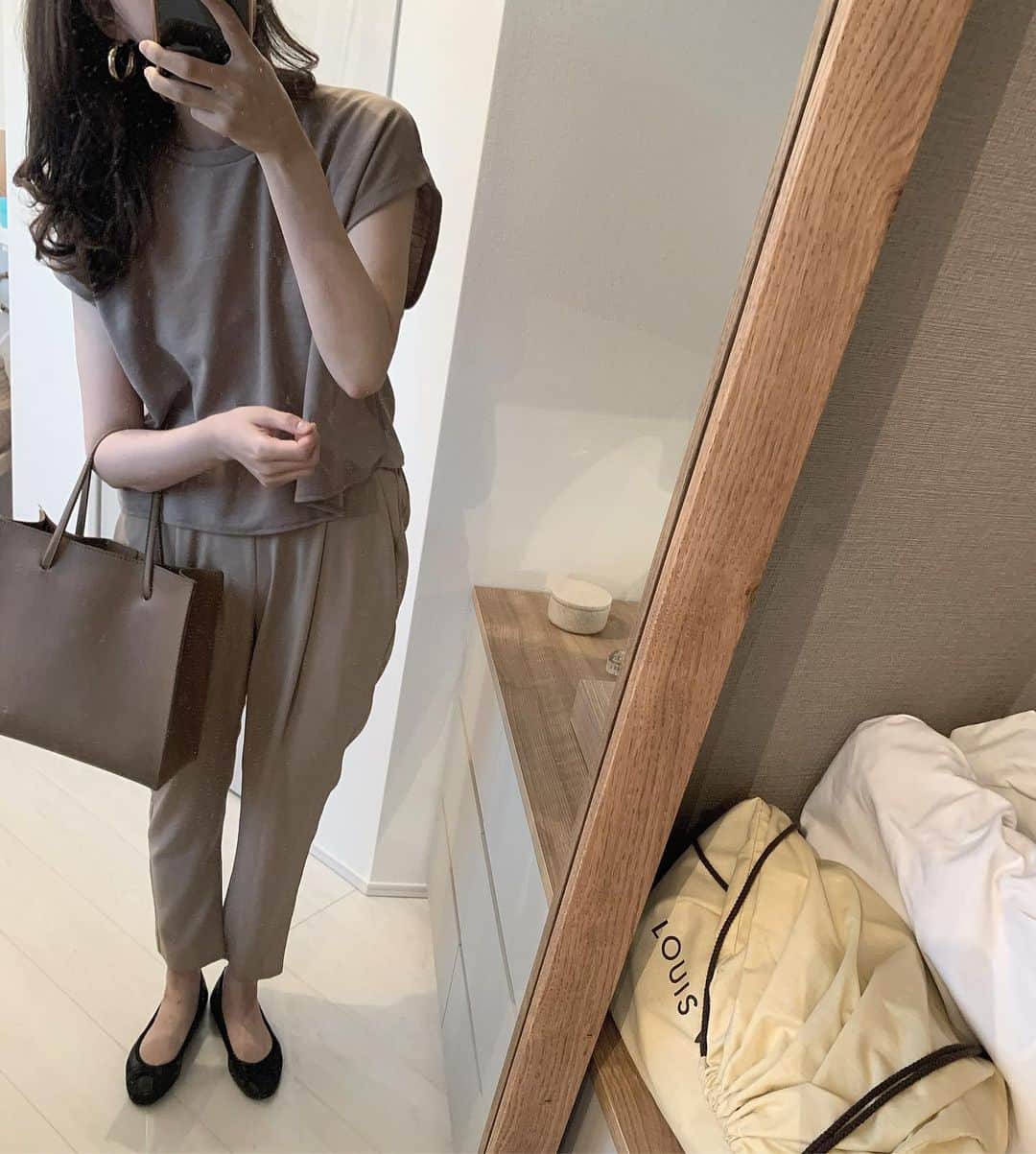 chii.raruさんのインスタグラム写真 - (chii.raruInstagram)「＊ WEAR更新しました！ プロフィールのURLにある WEARに詳細のせてます🥰 * このパンツ 洗濯できるからほんと助かる🥺 最近はいろいろ心配だから 洗濯できなそうな服も洗濯してる😭🦠 * 傘片手に出勤するのが そろそろ疲れてきますね😭」7月15日 19時24分 - chii.raru